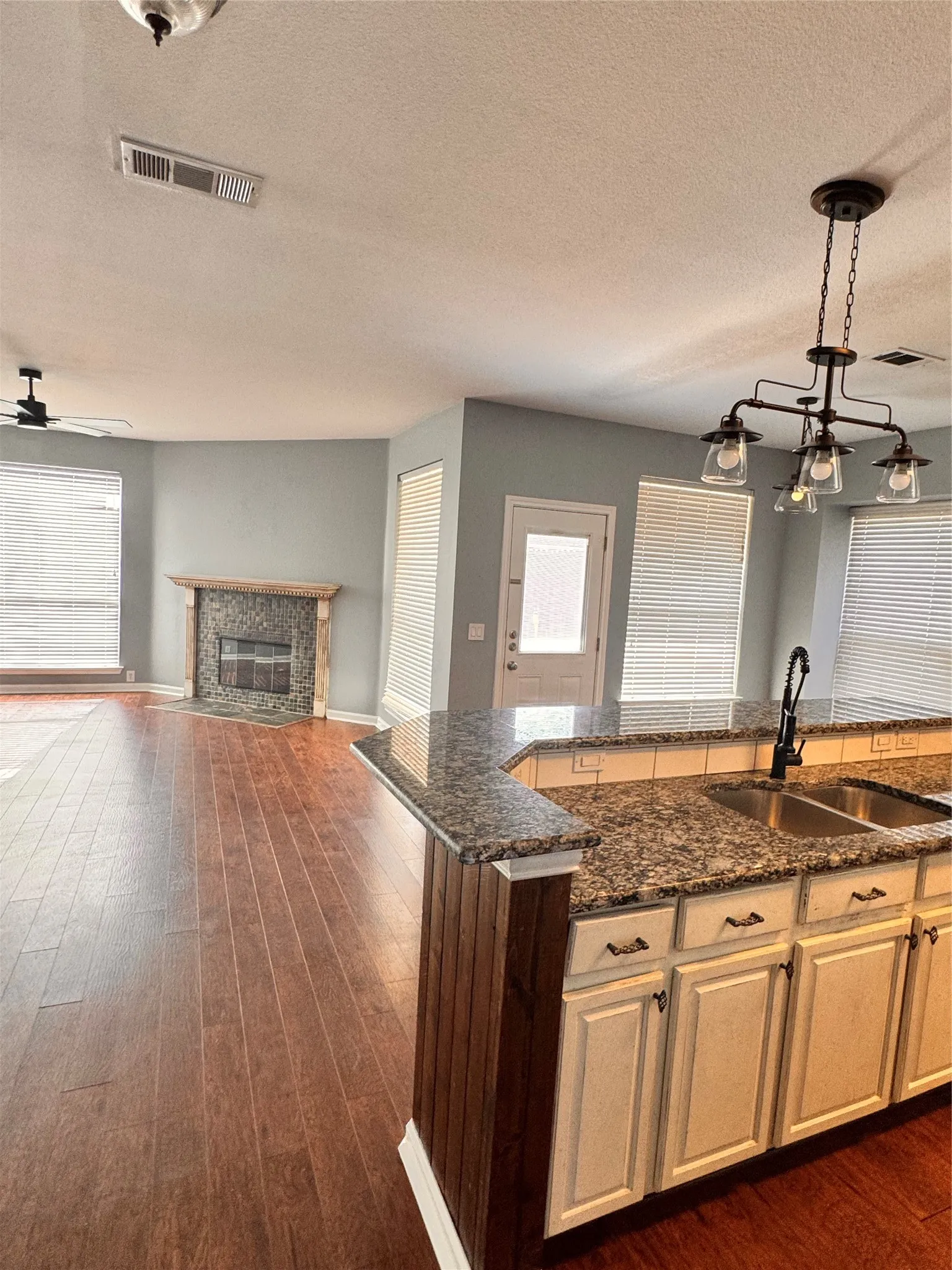 Single Family Residence For Rent in Collin County , 7585 Ravenhill Drive, Frisco, Texas 75035, 4 Bedroom, 3 Bathroom, 2 Garage spaces, 2,985 Sqft, built in 2003, mls#21374721, Real Estate Agent in Frisco, Homes For Rent in Collin county, Homes For Rent in Frisco, Realtor in Frisco Texas, Real Estate Brokerage Independent Realty Texas, Luminita Cordes Realtor