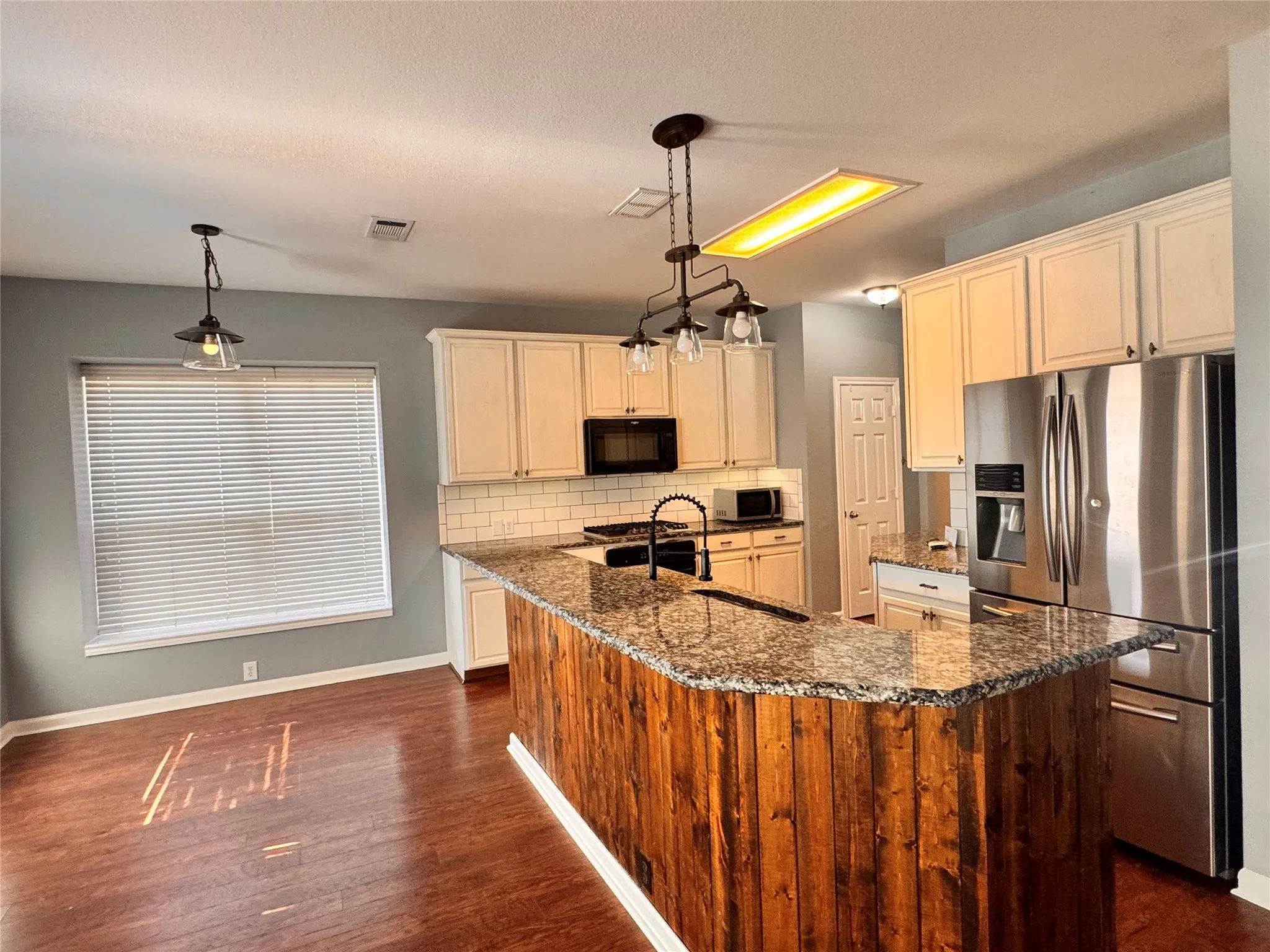 Single Family Residence For Rent in Collin County , 7585 Ravenhill Drive, Frisco, Texas 75035, 4 Bedroom, 3 Bathroom, 2 Garage spaces, 2,985 Sqft, built in 2003, mls#21374721, Real Estate Agent in Frisco, Homes For Rent in Collin county, Homes For Rent in Frisco, Realtor in Frisco Texas, Real Estate Brokerage Independent Realty Texas, Luminita Cordes Realtor
