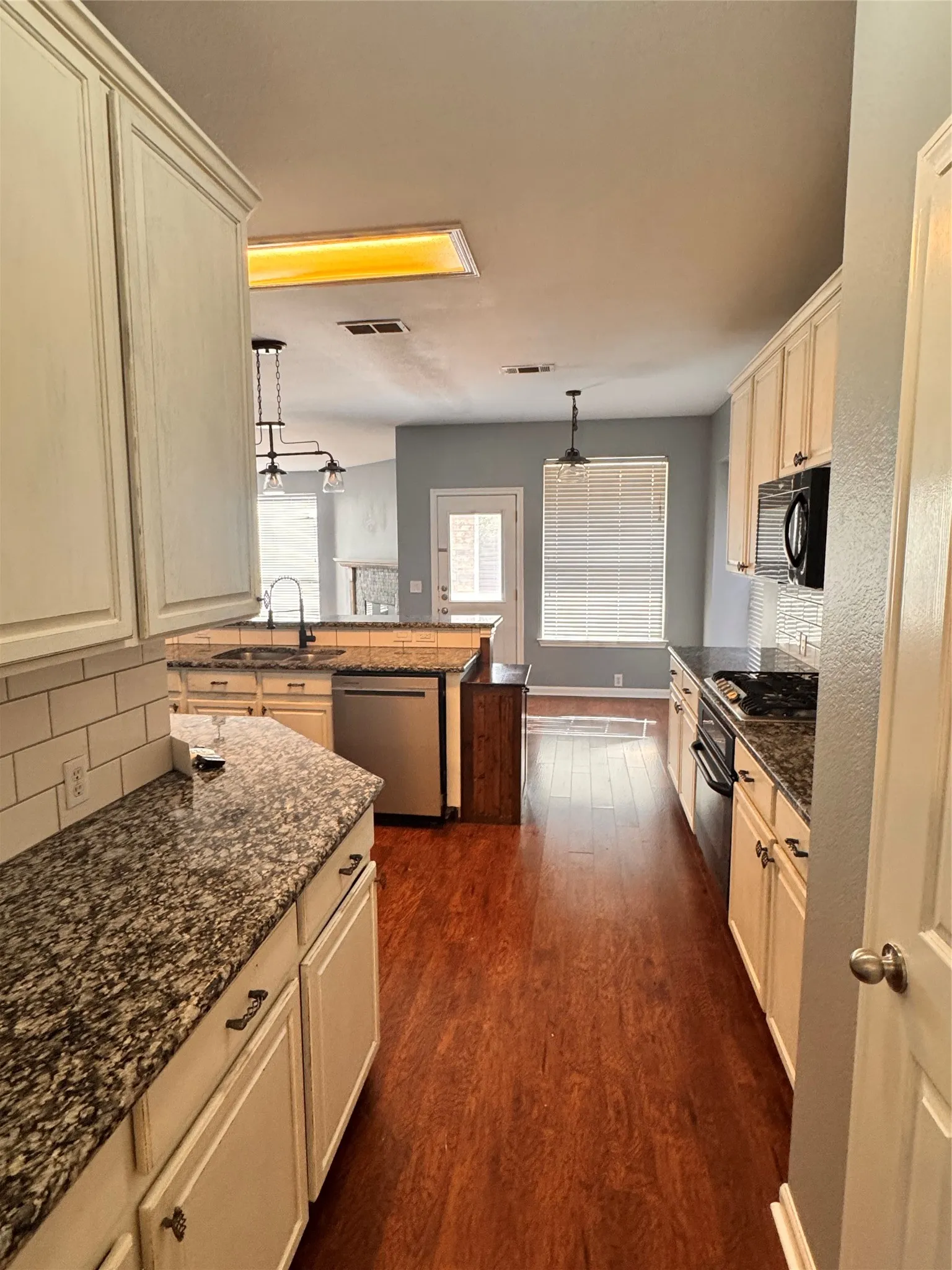 Single Family Residence For Rent in Collin County , 7585 Ravenhill Drive, Frisco, Texas 75035, 4 Bedroom, 3 Bathroom, 2 Garage spaces, 2,985 Sqft, built in 2003, mls#21374721, Real Estate Agent in Frisco, Homes For Rent in Collin county, Homes For Rent in Frisco, Realtor in Frisco Texas, Real Estate Brokerage Independent Realty Texas, Luminita Cordes Realtor