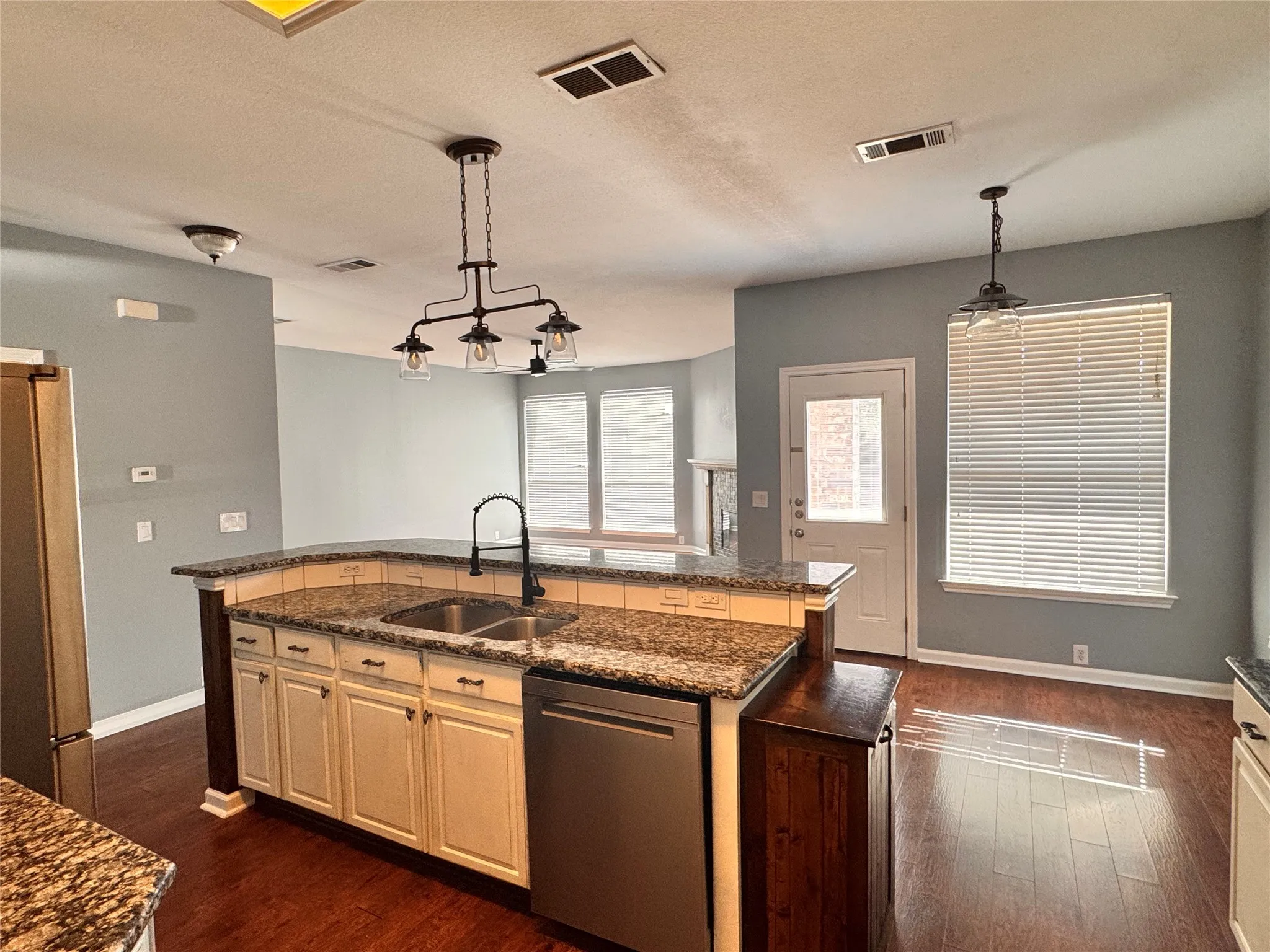 Single Family Residence For Rent in Collin County , 7585 Ravenhill Drive, Frisco, Texas 75035, 4 Bedroom, 3 Bathroom, 2 Garage spaces, 2,985 Sqft, built in 2003, mls#21374721, Real Estate Agent in Frisco, Homes For Rent in Collin county, Homes For Rent in Frisco, Realtor in Frisco Texas, Real Estate Brokerage Independent Realty Texas, Luminita Cordes Realtor
