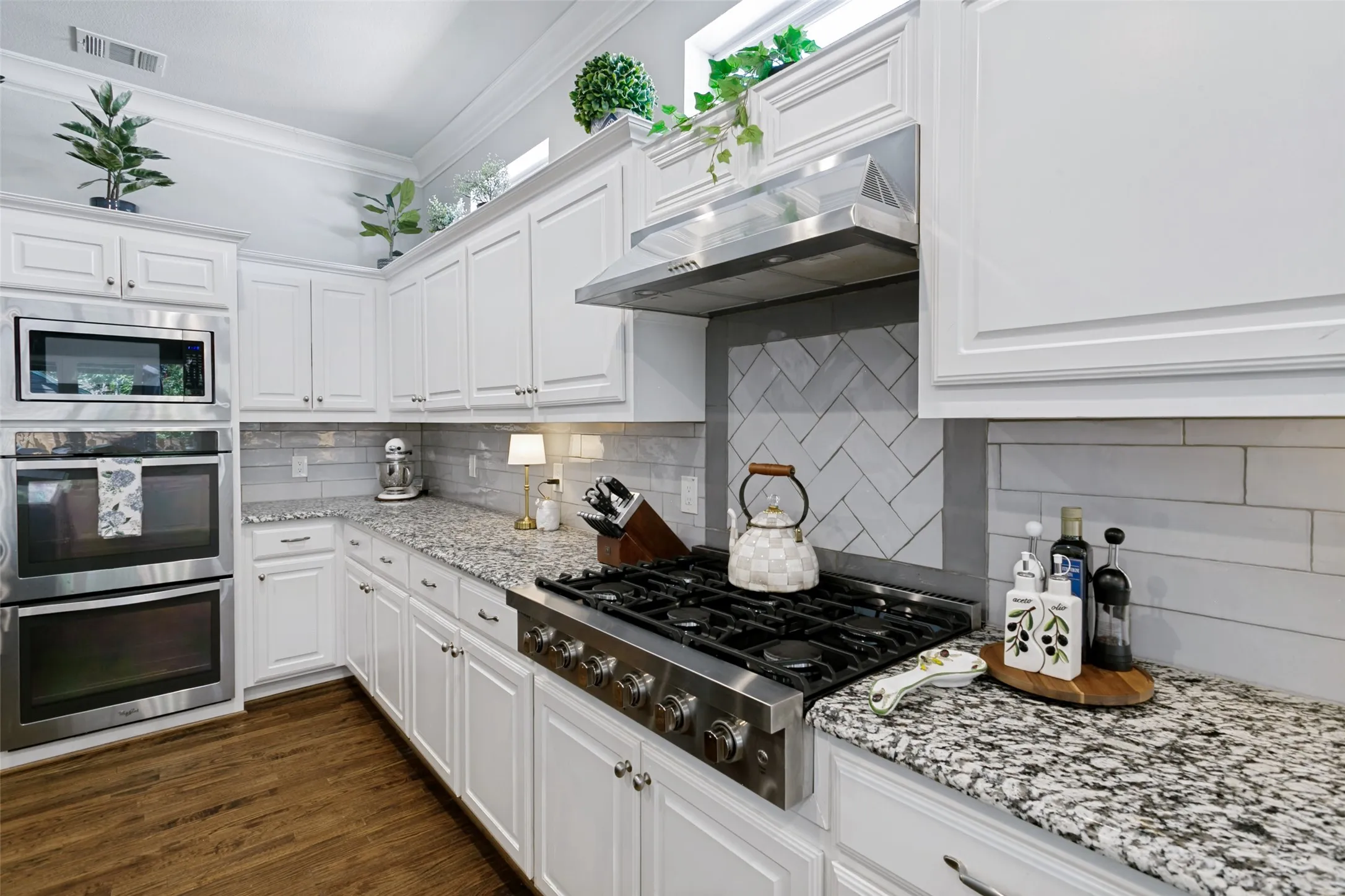 Single Family Residence For Rent in Tarrant County , 4920 Birchman Avenue, Fort Worth, Texas 76107, 3 Bedroom, 3 Bathroom, 1 Garage spaces, 1,842 Sqft, built in 1943, mls#21374731, Real Estate Agent in Fort Worth, Homes For Rent in Tarrant county, Homes For Rent in Fort Worth, Realtor in Fort Worth Texas, Real Estate Brokerage Independent Realty Texas, Luminita Cordes Realtor