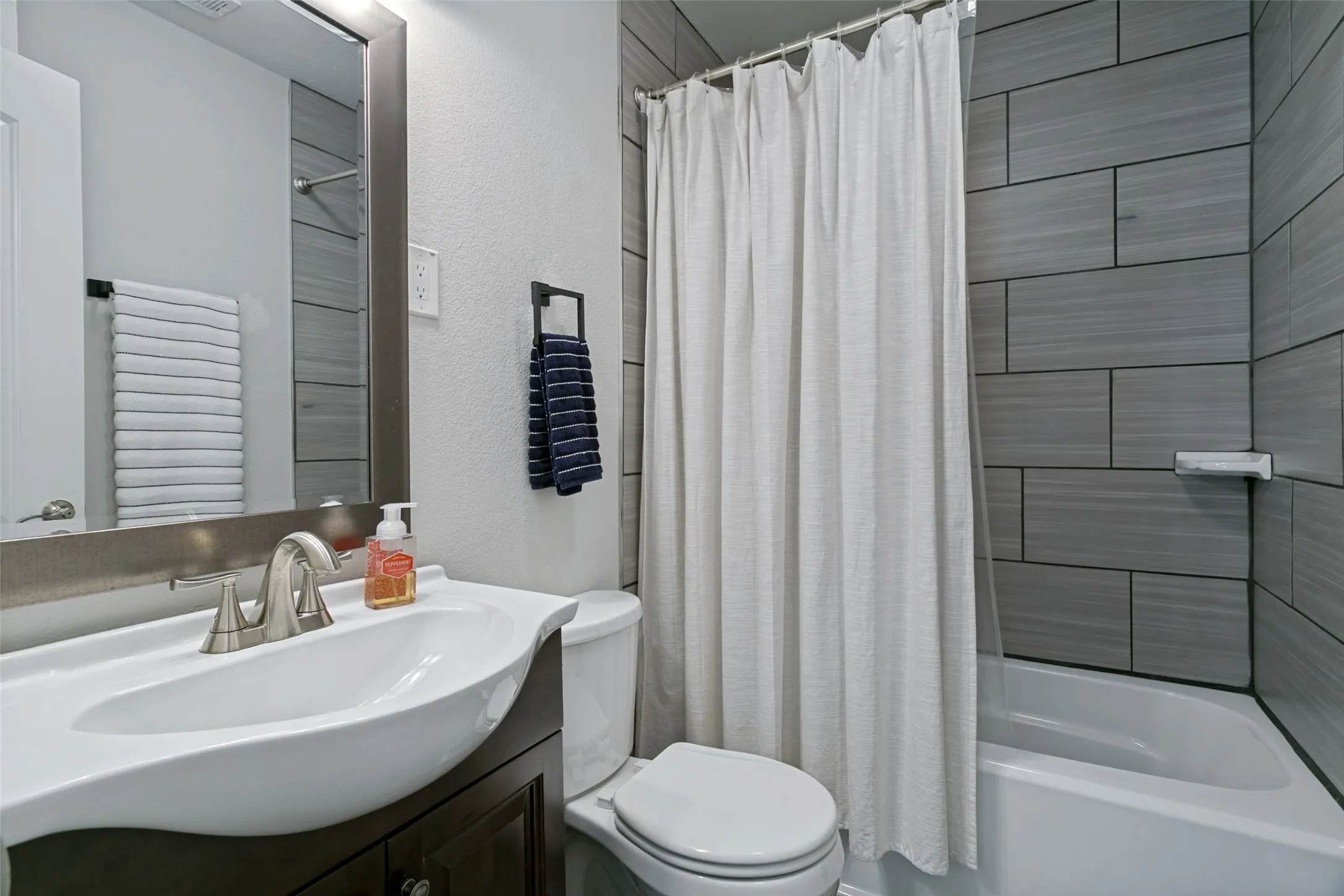 Single Family Residence For Rent in Tarrant County , 4920 Birchman Avenue, Fort Worth, Texas 76107, 3 Bedroom, 3 Bathroom, 1 Garage spaces, 1,842 Sqft, built in 1943, mls#21374731, Real Estate Agent in Fort Worth, Homes For Rent in Tarrant county, Homes For Rent in Fort Worth, Realtor in Fort Worth Texas, Real Estate Brokerage Independent Realty Texas, Luminita Cordes Realtor