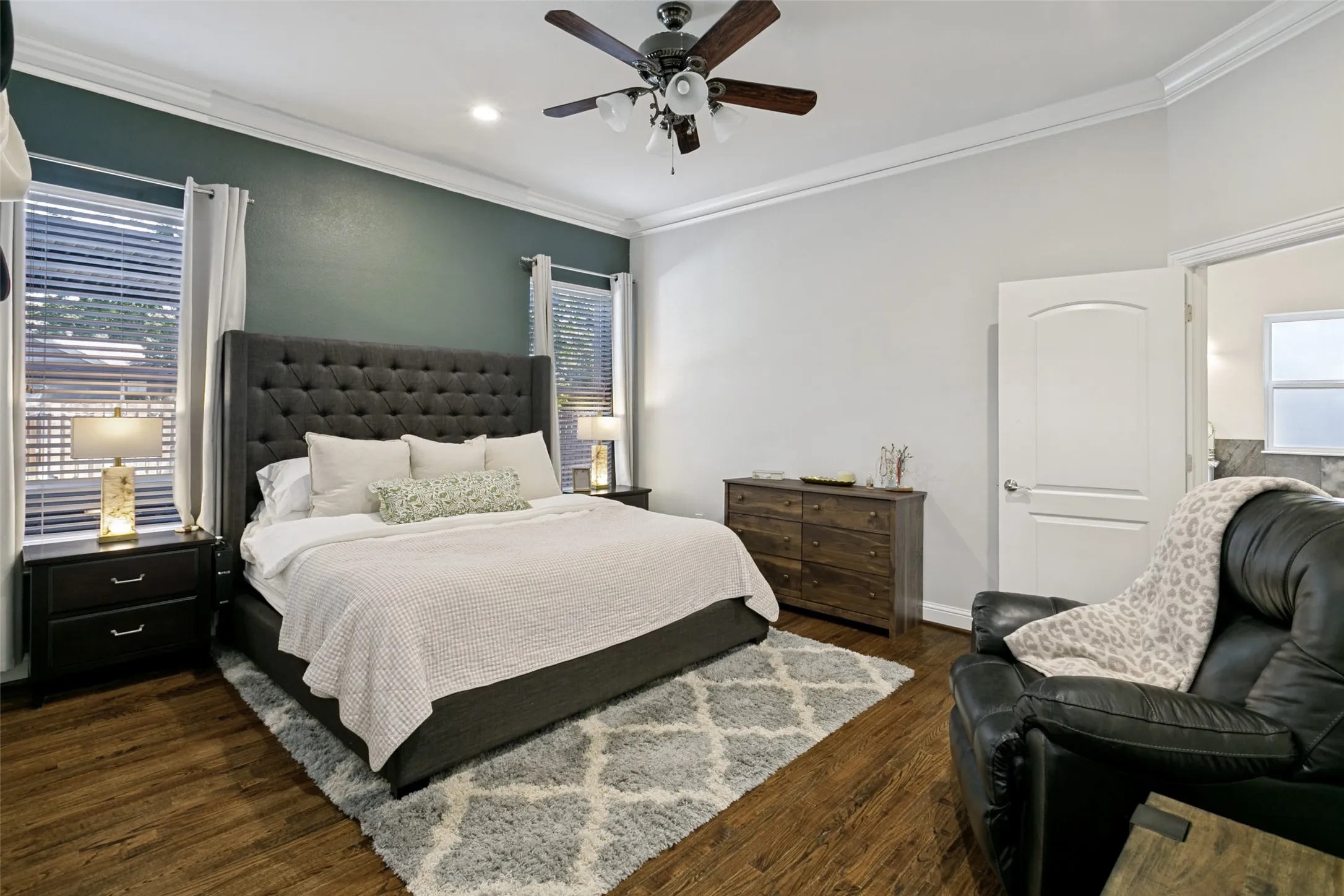 Single Family Residence For Rent in Tarrant County , 4920 Birchman Avenue, Fort Worth, Texas 76107, 3 Bedroom, 3 Bathroom, 1 Garage spaces, 1,842 Sqft, built in 1943, mls#21374731, Real Estate Agent in Fort Worth, Homes For Rent in Tarrant county, Homes For Rent in Fort Worth, Realtor in Fort Worth Texas, Real Estate Brokerage Independent Realty Texas, Luminita Cordes Realtor
