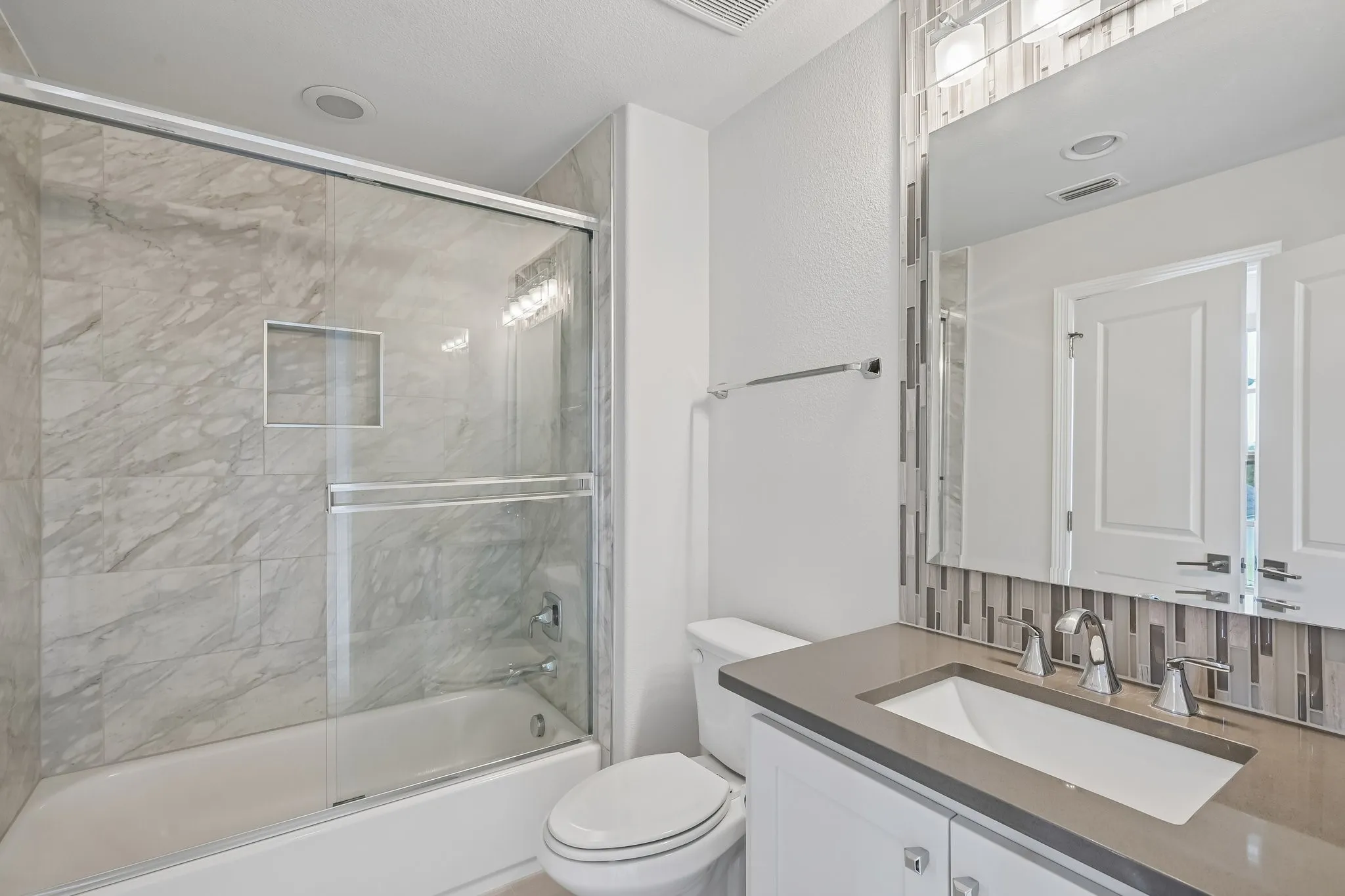 En-suite full bathroom