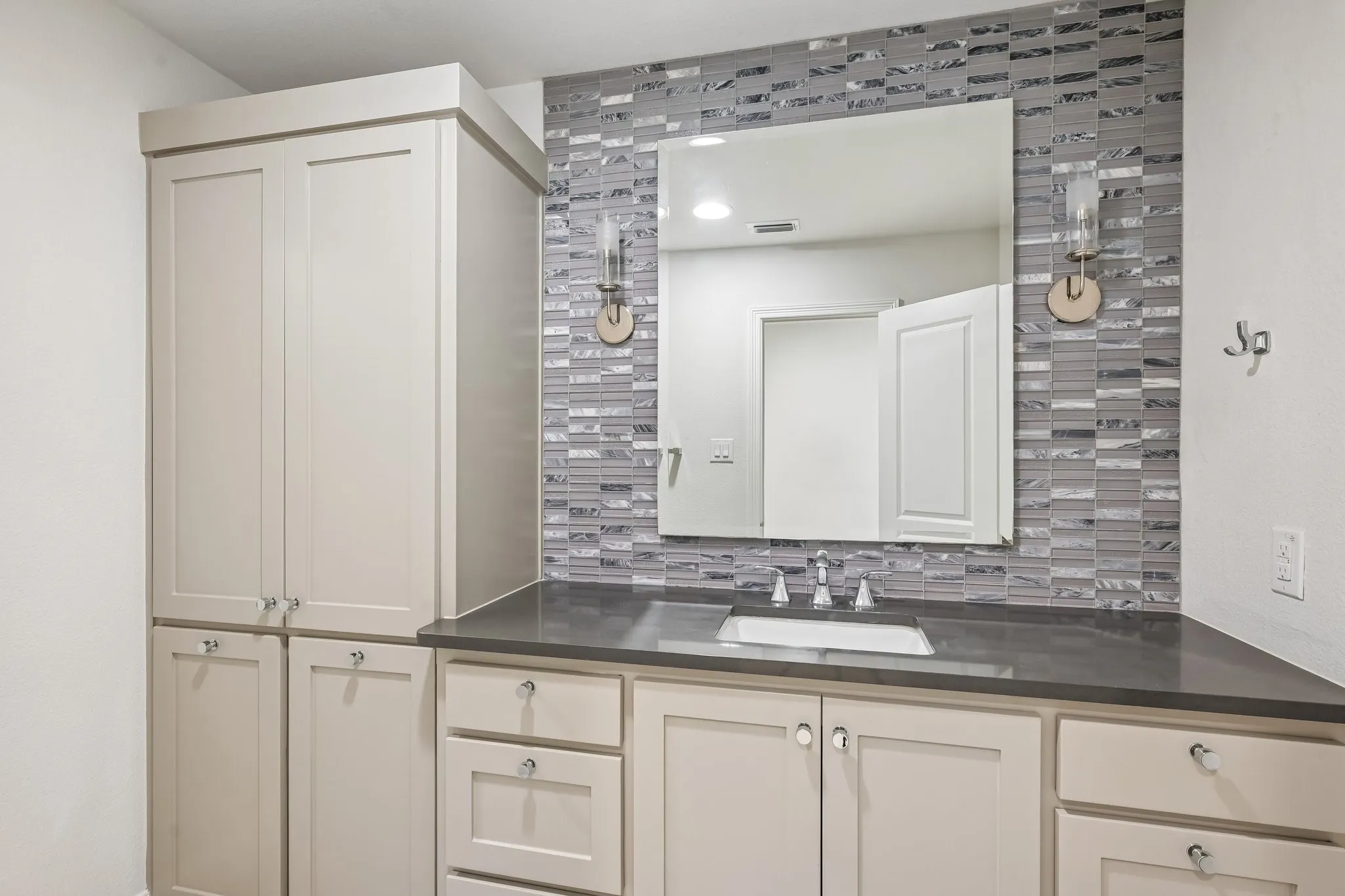 En-suite full bathroom