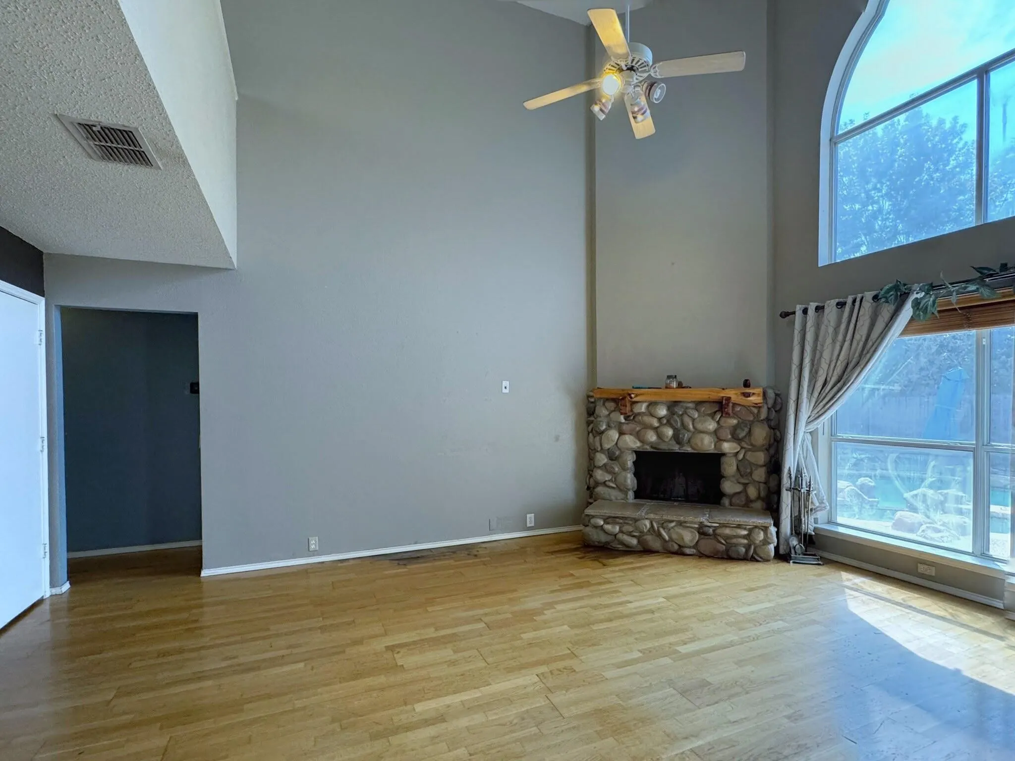 Single Family Residence For Sale in Tarrant County , 1149 Highland Station Drive, Saginaw, Texas 76131, 4 Bedroom, 3 Bathroom, 2 Garage spaces, 2,249 Sqft, built in 1995, mls#21374725, Real Estate Agent in Saginaw, Homes For Sale in Tarrant county, Homes For Sale in Saginaw, Realtor in Saginaw Texas, Real Estate Brokerage Independent Realty Texas, Luminita Cordes Realtor