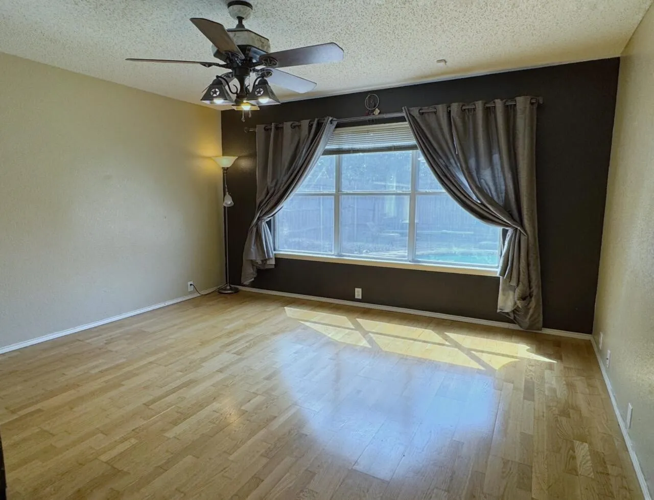 Single Family Residence For Sale in Tarrant County , 1149 Highland Station Drive, Saginaw, Texas 76131, 4 Bedroom, 3 Bathroom, 2 Garage spaces, 2,249 Sqft, built in 1995, mls#21374725, Real Estate Agent in Saginaw, Homes For Sale in Tarrant county, Homes For Sale in Saginaw, Realtor in Saginaw Texas, Real Estate Brokerage Independent Realty Texas, Luminita Cordes Realtor
