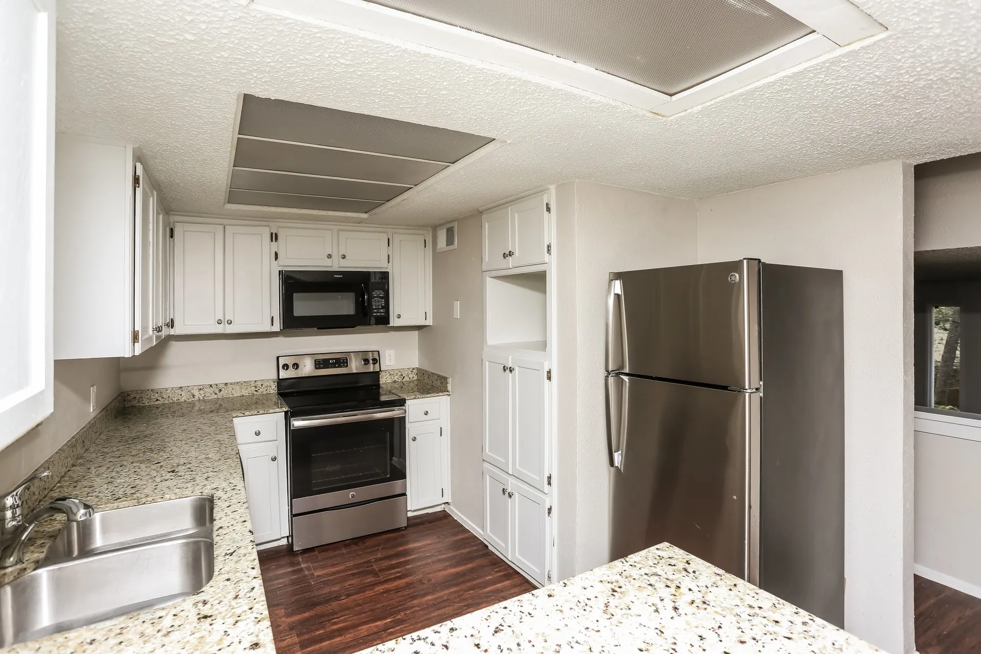 Single Family Residence For Rent in Denton County , 9125 Shawnee Trail, Flower Mound, Texas 75022, 3 Bedroom, 3 Bathroom, 1 Garage spaces, 1,584 Sqft, built in 1983, mls#21374736, Real Estate Agent in Flower Mound, Homes For Rent in Denton county, Homes For Rent in Flower Mound, Realtor in Flower Mound Texas, Real Estate Brokerage Independent Realty Texas, Luminita Cordes Realtor