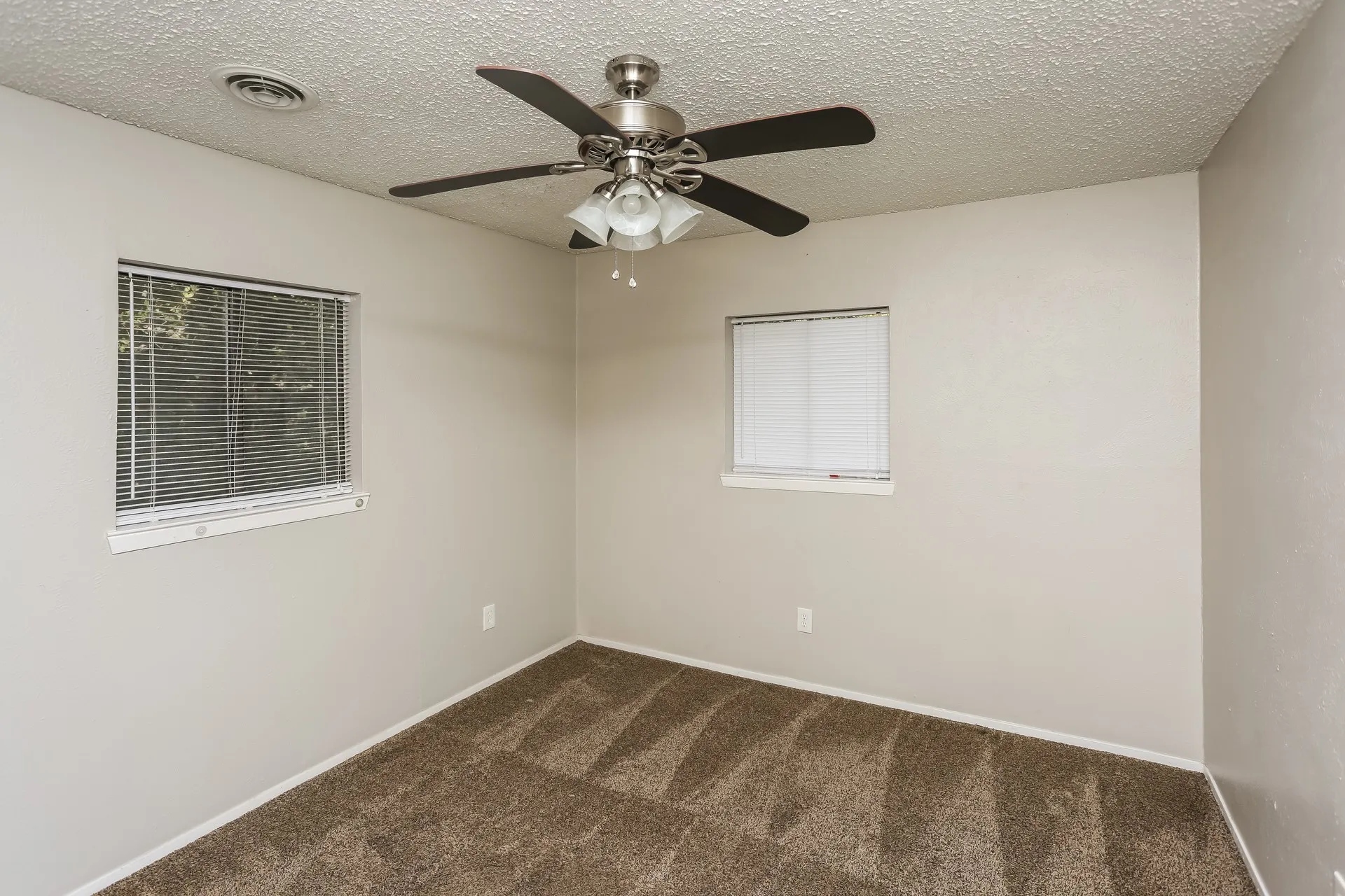 Single Family Residence For Rent in Denton County , 9125 Shawnee Trail, Flower Mound, Texas 75022, 3 Bedroom, 3 Bathroom, 1 Garage spaces, 1,584 Sqft, built in 1983, mls#21374736, Real Estate Agent in Flower Mound, Homes For Rent in Denton county, Homes For Rent in Flower Mound, Realtor in Flower Mound Texas, Real Estate Brokerage Independent Realty Texas, Luminita Cordes Realtor