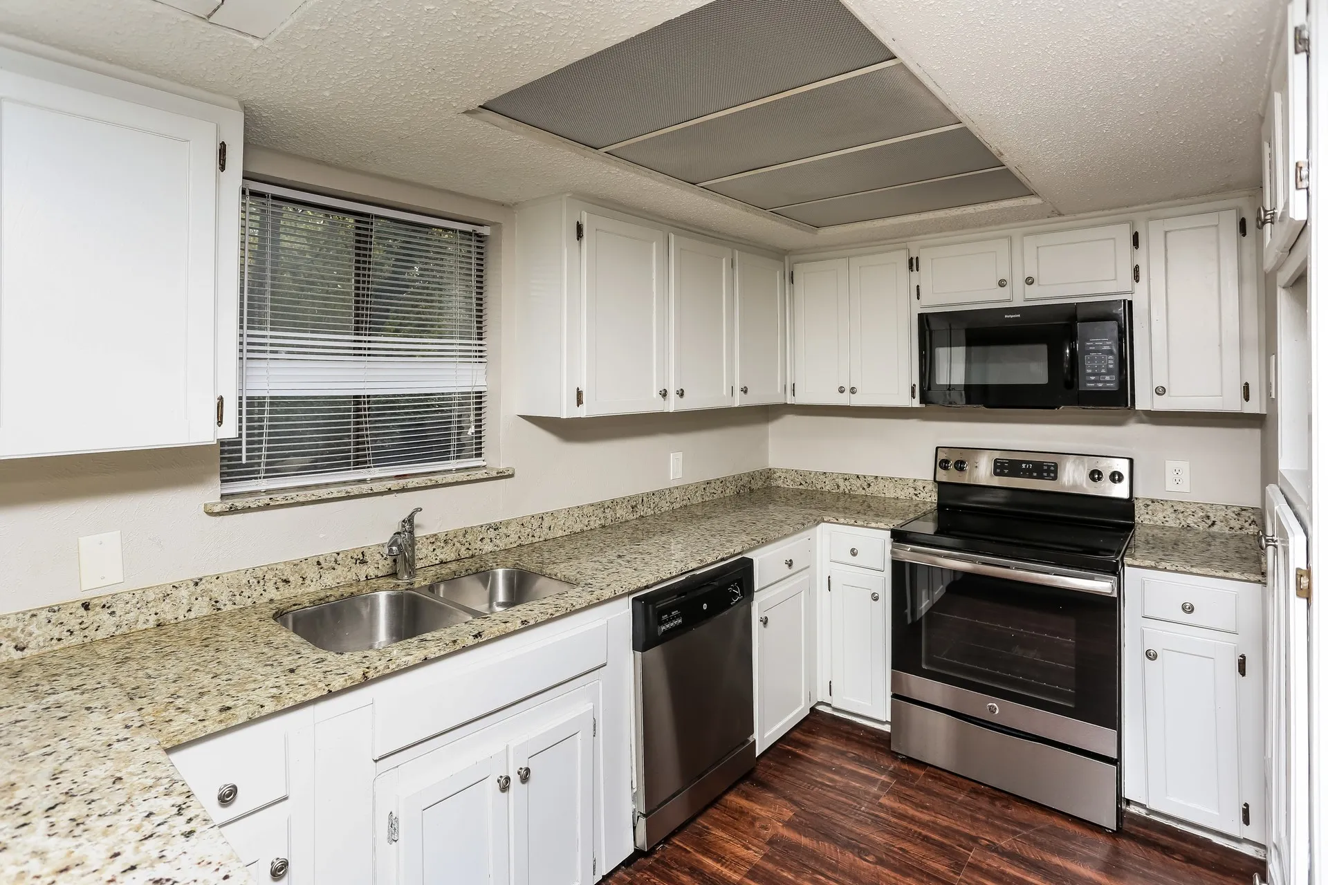 Single Family Residence For Rent in Denton County , 9125 Shawnee Trail, Flower Mound, Texas 75022, 3 Bedroom, 3 Bathroom, 1 Garage spaces, 1,584 Sqft, built in 1983, mls#21374736, Real Estate Agent in Flower Mound, Homes For Rent in Denton county, Homes For Rent in Flower Mound, Realtor in Flower Mound Texas, Real Estate Brokerage Independent Realty Texas, Luminita Cordes Realtor