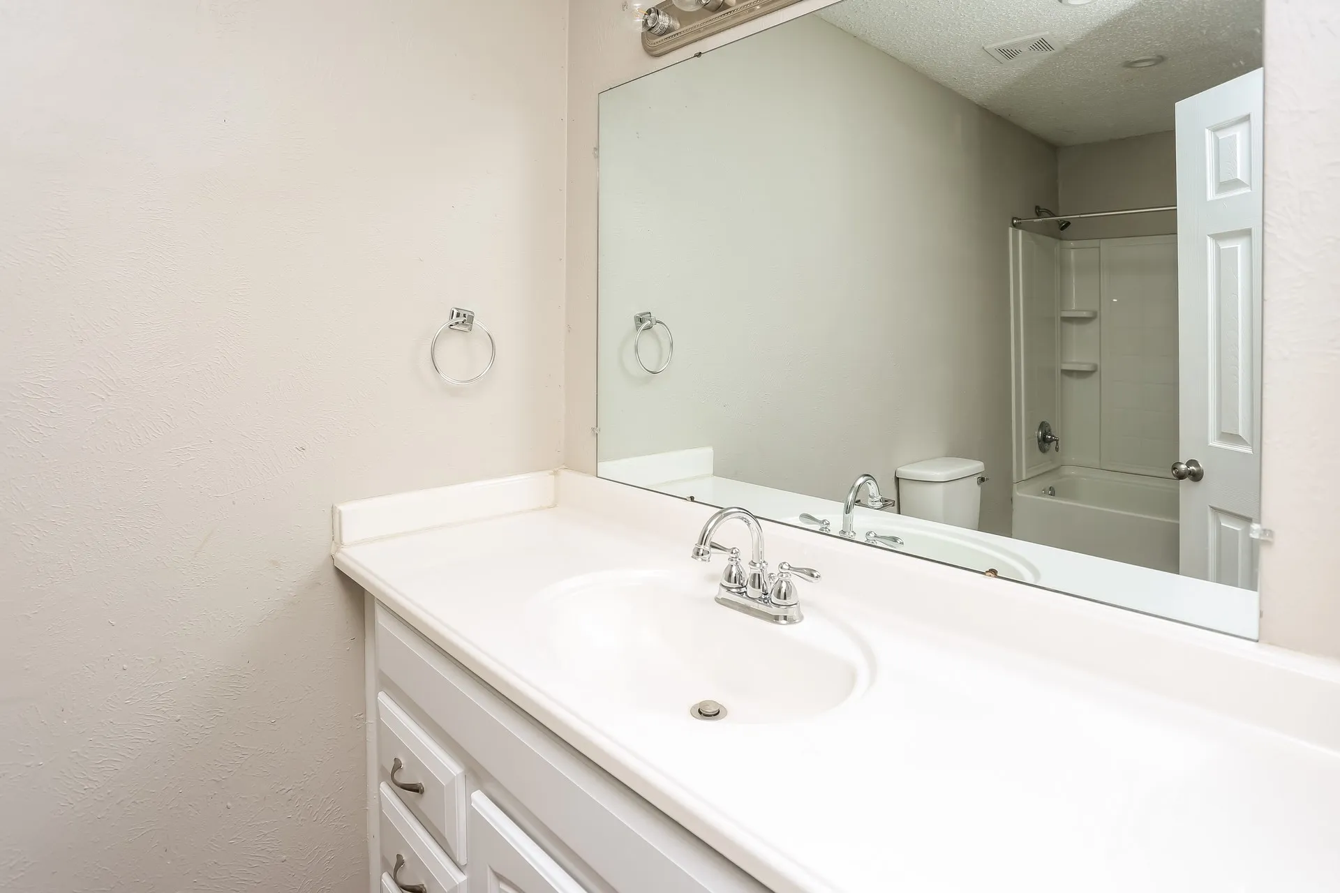 Single Family Residence For Rent in Denton County , 9125 Shawnee Trail, Flower Mound, Texas 75022, 3 Bedroom, 3 Bathroom, 1 Garage spaces, 1,584 Sqft, built in 1983, mls#21374736, Real Estate Agent in Flower Mound, Homes For Rent in Denton county, Homes For Rent in Flower Mound, Realtor in Flower Mound Texas, Real Estate Brokerage Independent Realty Texas, Luminita Cordes Realtor