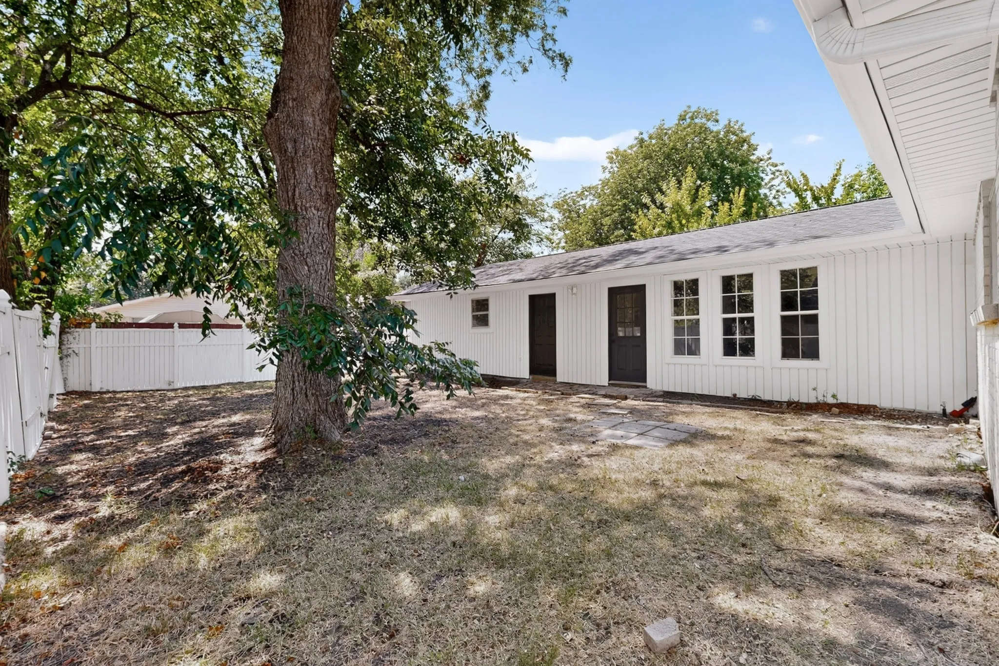 Single Family Residence For Sale in Dallas County , 516 Clover Lane, Garland, Texas 75043, 3 Bedroom, 2 Bathroom, 2 Garage spaces, 2,090 Sqft, built in 1972, mls#21369391, Real Estate Agent in Garland, Homes For Sale in Dallas county, Homes For Sale in Garland, Realtor in Garland Texas, Real Estate Brokerage Independent Realty Texas, Luminita Cordes Realtor