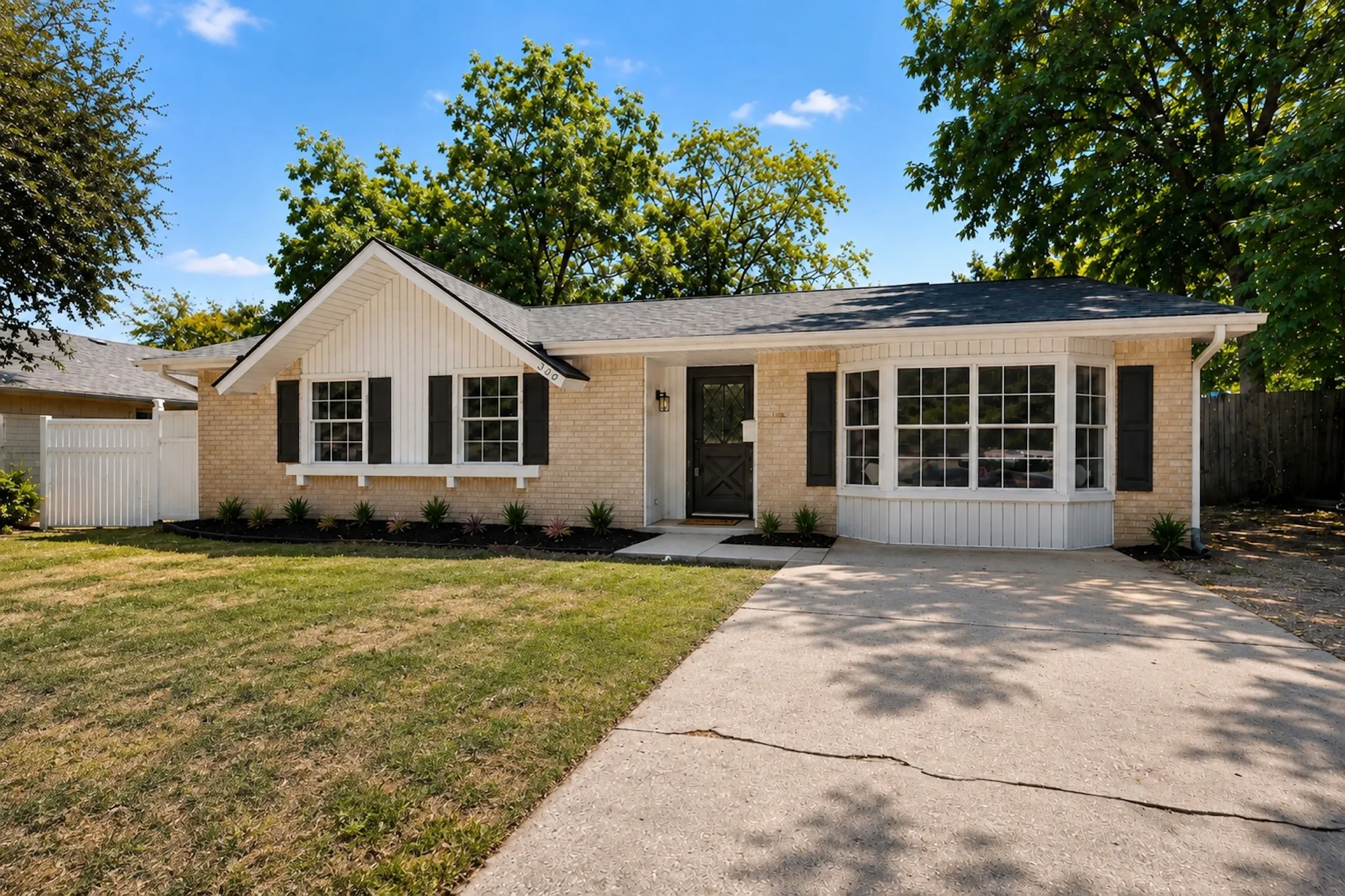 Single Family Residence For Sale in Dallas County , 516 Clover Lane, Garland, Texas 75043, 3 Bedroom, 2 Bathroom, 2 Garage spaces, 2,090 Sqft, built in 1972, mls#21369391, Real Estate Agent in Garland, Homes For Sale in Dallas county, Homes For Sale in Garland, Realtor in Garland Texas, Real Estate Brokerage Independent Realty Texas, Luminita Cordes Realtor