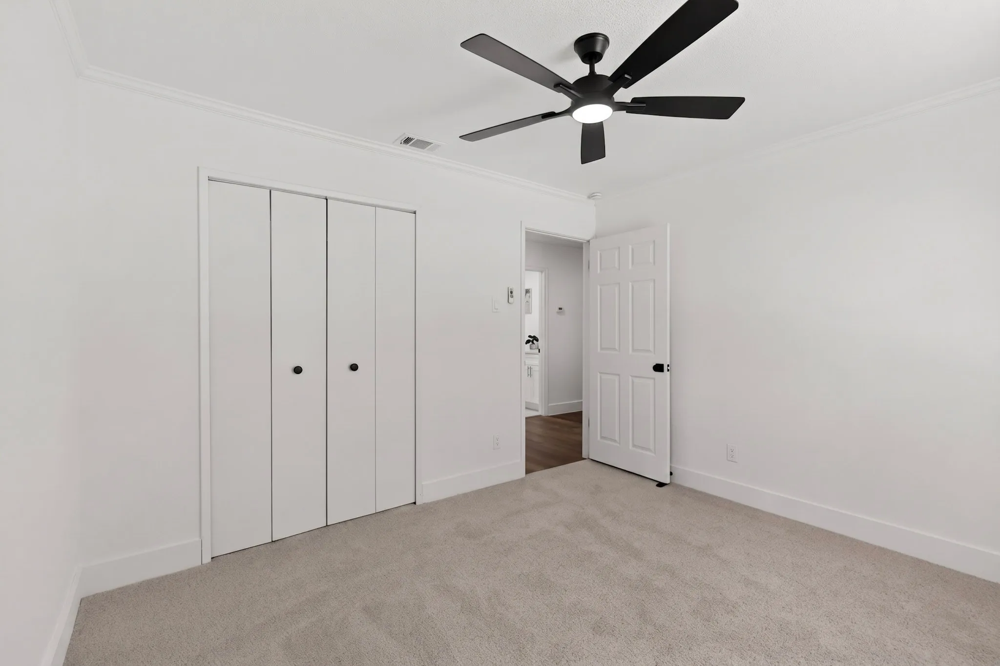 Single Family Residence For Sale in Dallas County , 516 Clover Lane, Garland, Texas 75043, 3 Bedroom, 2 Bathroom, 2 Garage spaces, 2,090 Sqft, built in 1972, mls#21369391, Real Estate Agent in Garland, Homes For Sale in Dallas county, Homes For Sale in Garland, Realtor in Garland Texas, Real Estate Brokerage Independent Realty Texas, Luminita Cordes Realtor