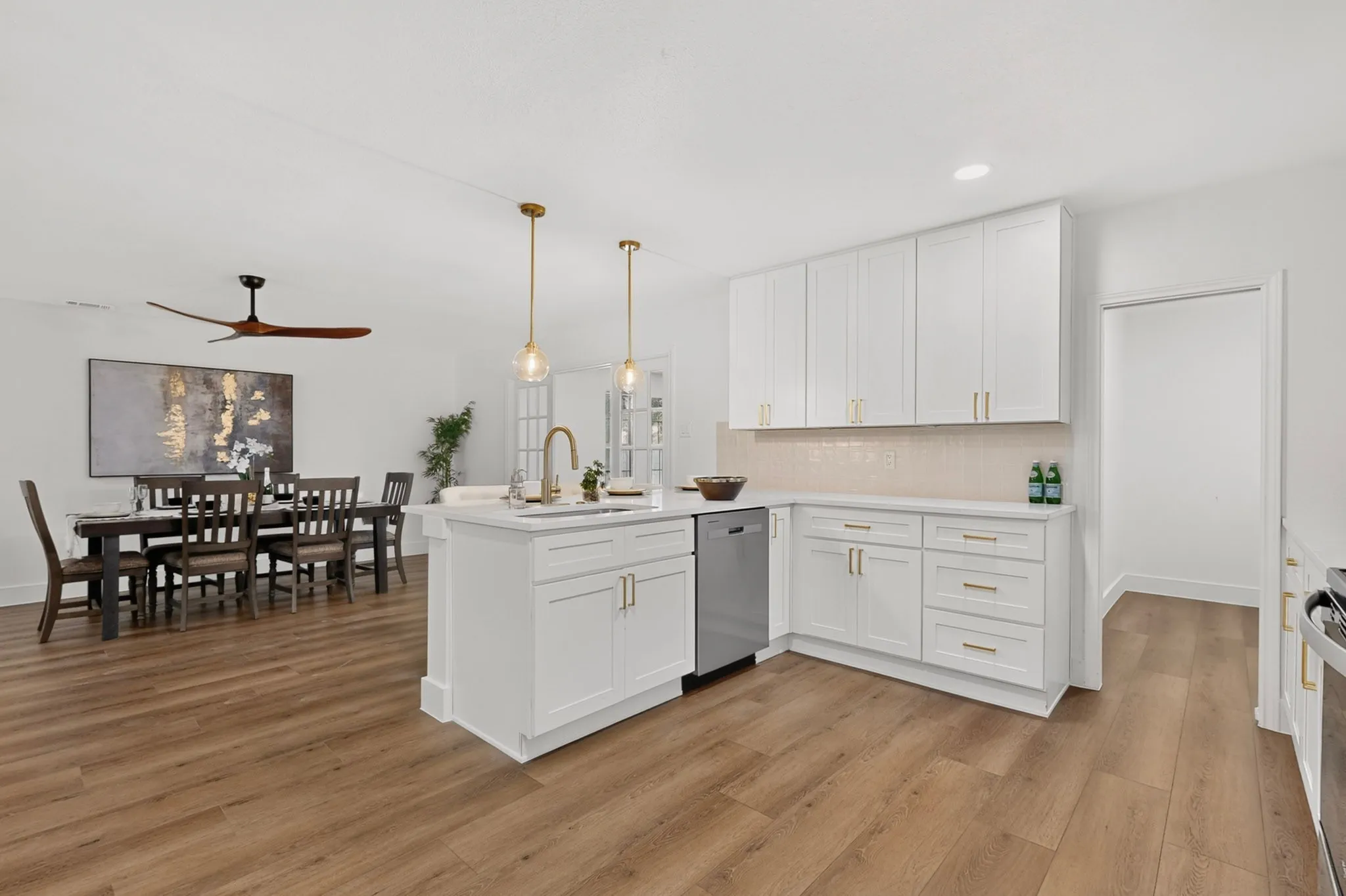 Single Family Residence For Sale in Dallas County , 516 Clover Lane, Garland, Texas 75043, 3 Bedroom, 2 Bathroom, 2 Garage spaces, 2,090 Sqft, built in 1972, mls#21369391, Real Estate Agent in Garland, Homes For Sale in Dallas county, Homes For Sale in Garland, Realtor in Garland Texas, Real Estate Brokerage Independent Realty Texas, Luminita Cordes Realtor