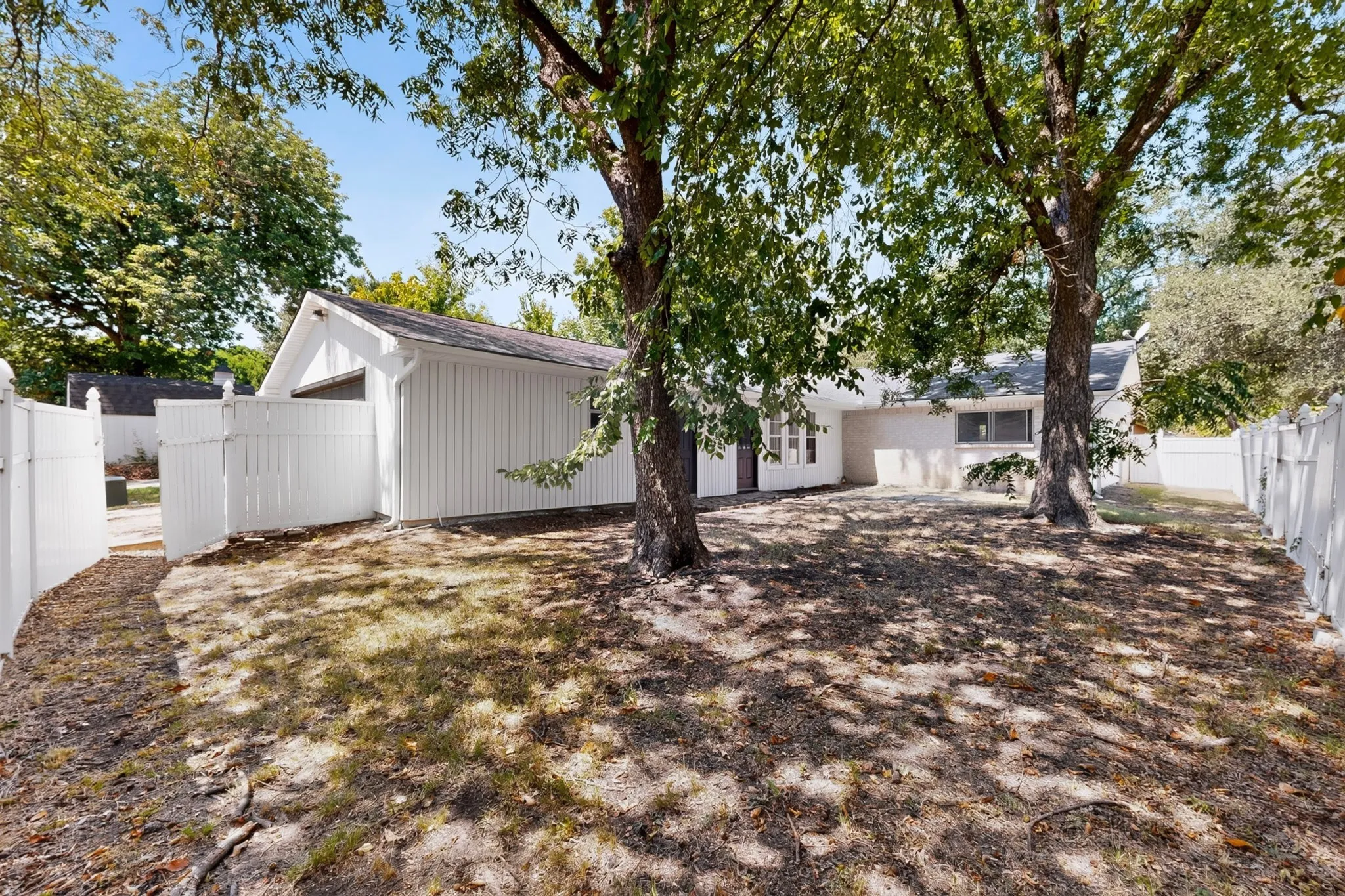 Single Family Residence For Sale in Dallas County , 516 Clover Lane, Garland, Texas 75043, 3 Bedroom, 2 Bathroom, 2 Garage spaces, 2,090 Sqft, built in 1972, mls#21369391, Real Estate Agent in Garland, Homes For Sale in Dallas county, Homes For Sale in Garland, Realtor in Garland Texas, Real Estate Brokerage Independent Realty Texas, Luminita Cordes Realtor