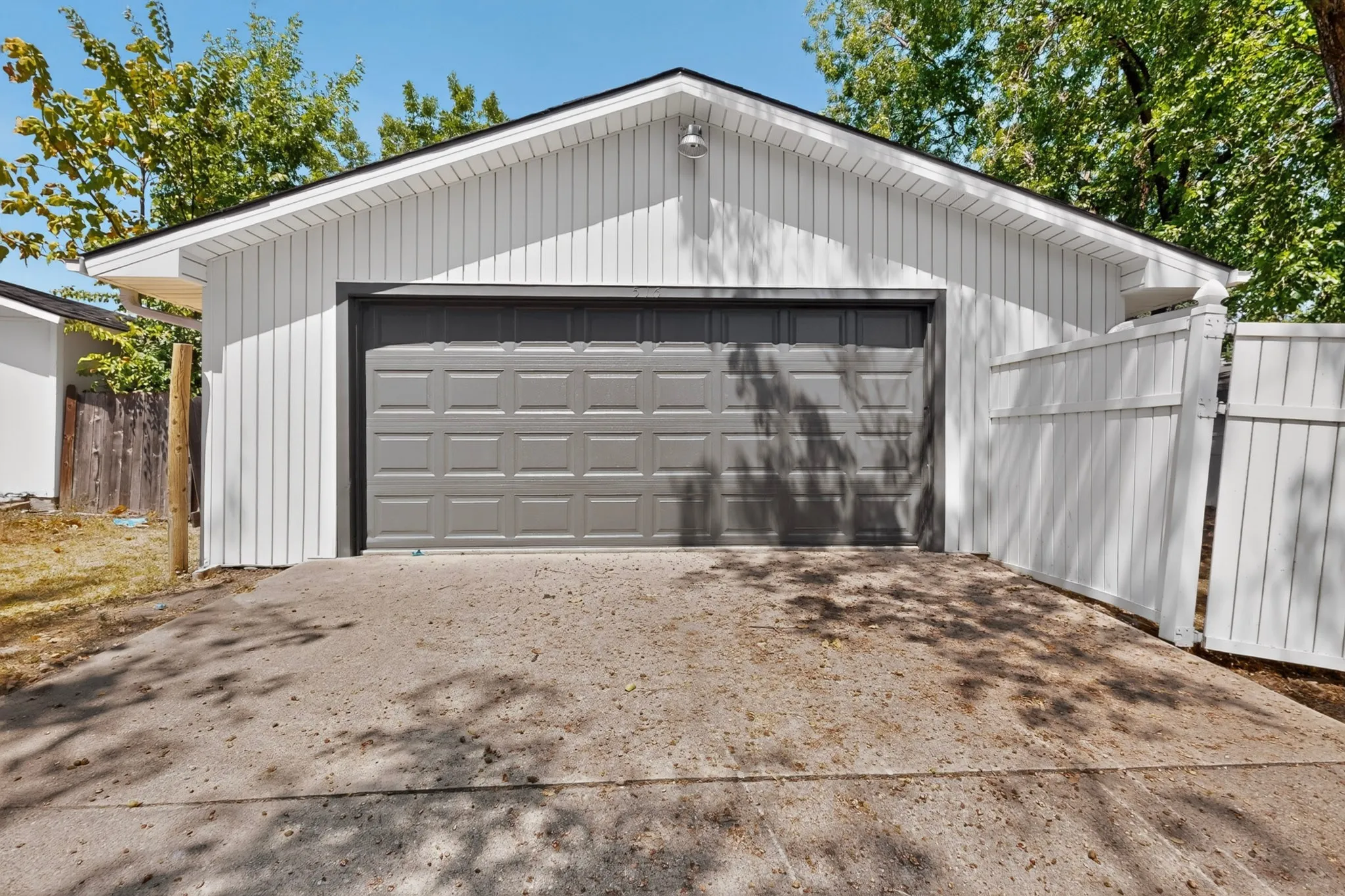 Single Family Residence For Sale in Dallas County , 516 Clover Lane, Garland, Texas 75043, 3 Bedroom, 2 Bathroom, 2 Garage spaces, 2,090 Sqft, built in 1972, mls#21369391, Real Estate Agent in Garland, Homes For Sale in Dallas county, Homes For Sale in Garland, Realtor in Garland Texas, Real Estate Brokerage Independent Realty Texas, Luminita Cordes Realtor