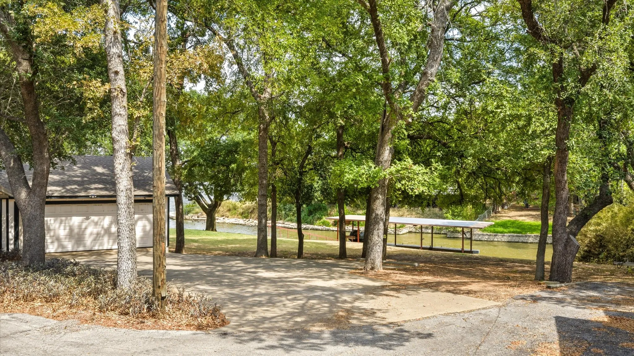 Single Family Residence For Sale in Hood County , 2537 Forest Park Drive, Granbury, Texas 76048, 2 Bedroom, 2 Bathroom, 2 Garage spaces, 1,623 Sqft, built in 1984, mls#21374459, Real Estate Agent in Granbury, Homes For Sale in Hood county, Homes For Sale in Granbury, Realtor in Granbury Texas, Real Estate Brokerage Independent Realty Texas, Luminita Cordes Realtor