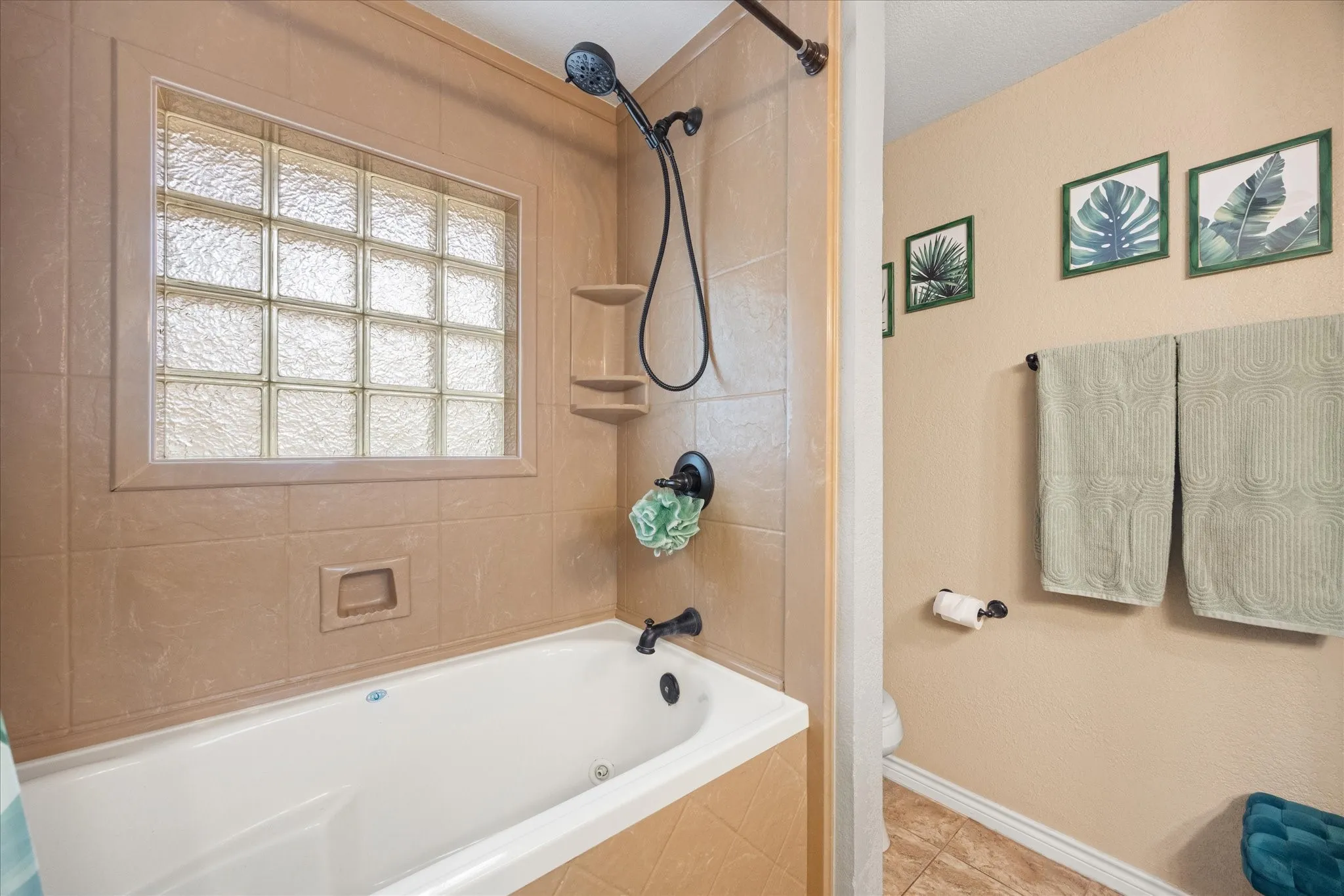 Single Family Residence For Sale in Hood County , 2537 Forest Park Drive, Granbury, Texas 76048, 2 Bedroom, 2 Bathroom, 2 Garage spaces, 1,623 Sqft, built in 1984, mls#21374459, Real Estate Agent in Granbury, Homes For Sale in Hood county, Homes For Sale in Granbury, Realtor in Granbury Texas, Real Estate Brokerage Independent Realty Texas, Luminita Cordes Realtor