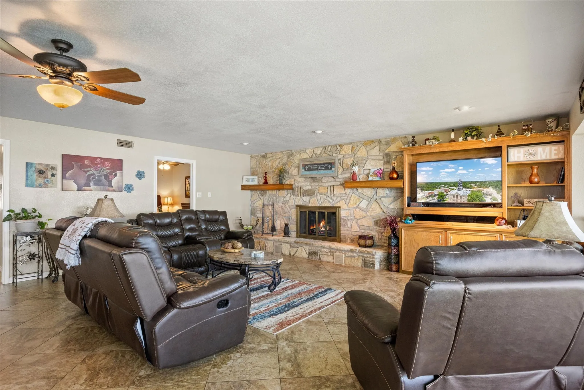 Single Family Residence For Sale in Hood County , 2537 Forest Park Drive, Granbury, Texas 76048, 2 Bedroom, 2 Bathroom, 2 Garage spaces, 1,623 Sqft, built in 1984, mls#21374459, Real Estate Agent in Granbury, Homes For Sale in Hood county, Homes For Sale in Granbury, Realtor in Granbury Texas, Real Estate Brokerage Independent Realty Texas, Luminita Cordes Realtor