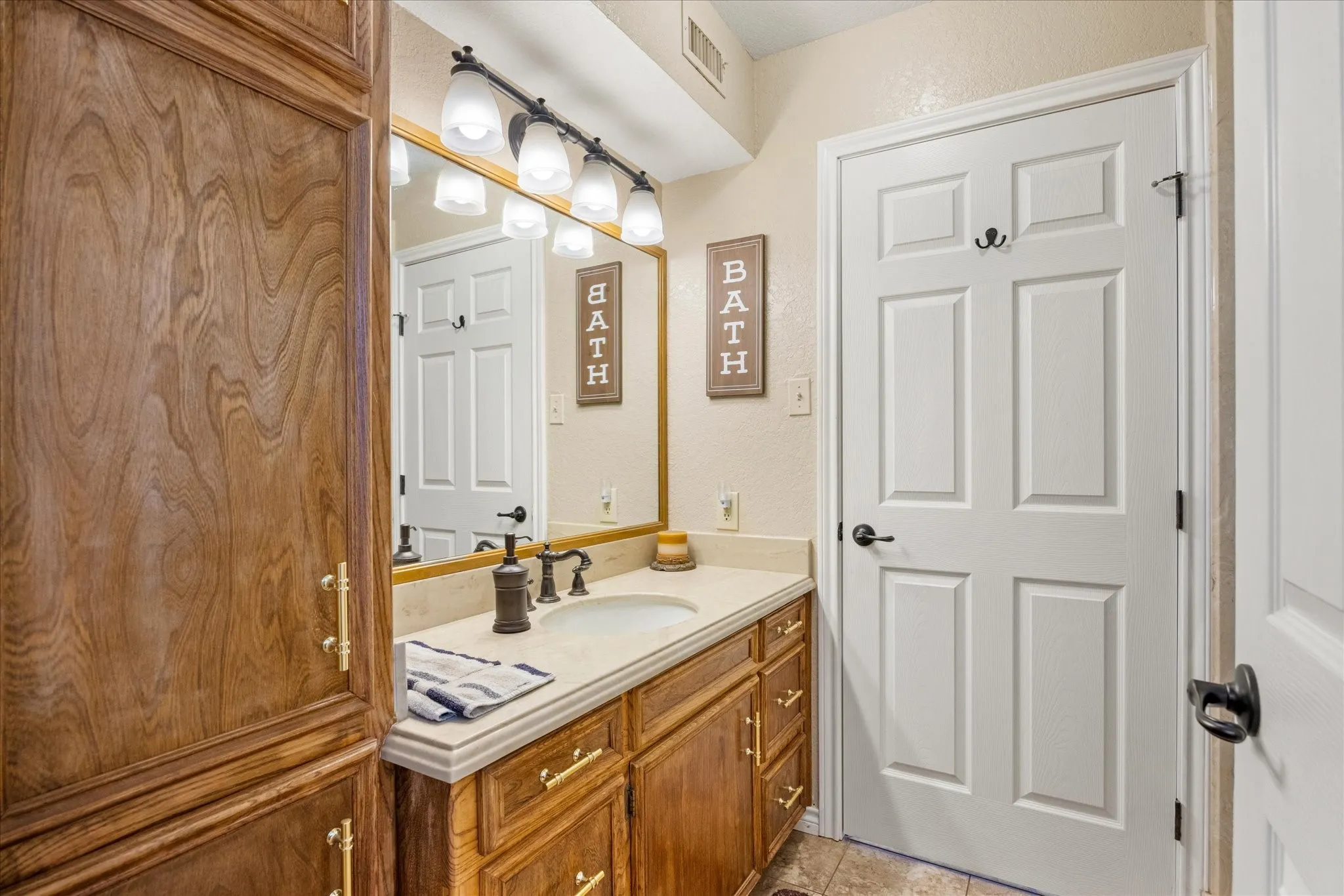 Single Family Residence For Sale in Hood County , 2537 Forest Park Drive, Granbury, Texas 76048, 2 Bedroom, 2 Bathroom, 2 Garage spaces, 1,623 Sqft, built in 1984, mls#21374459, Real Estate Agent in Granbury, Homes For Sale in Hood county, Homes For Sale in Granbury, Realtor in Granbury Texas, Real Estate Brokerage Independent Realty Texas, Luminita Cordes Realtor