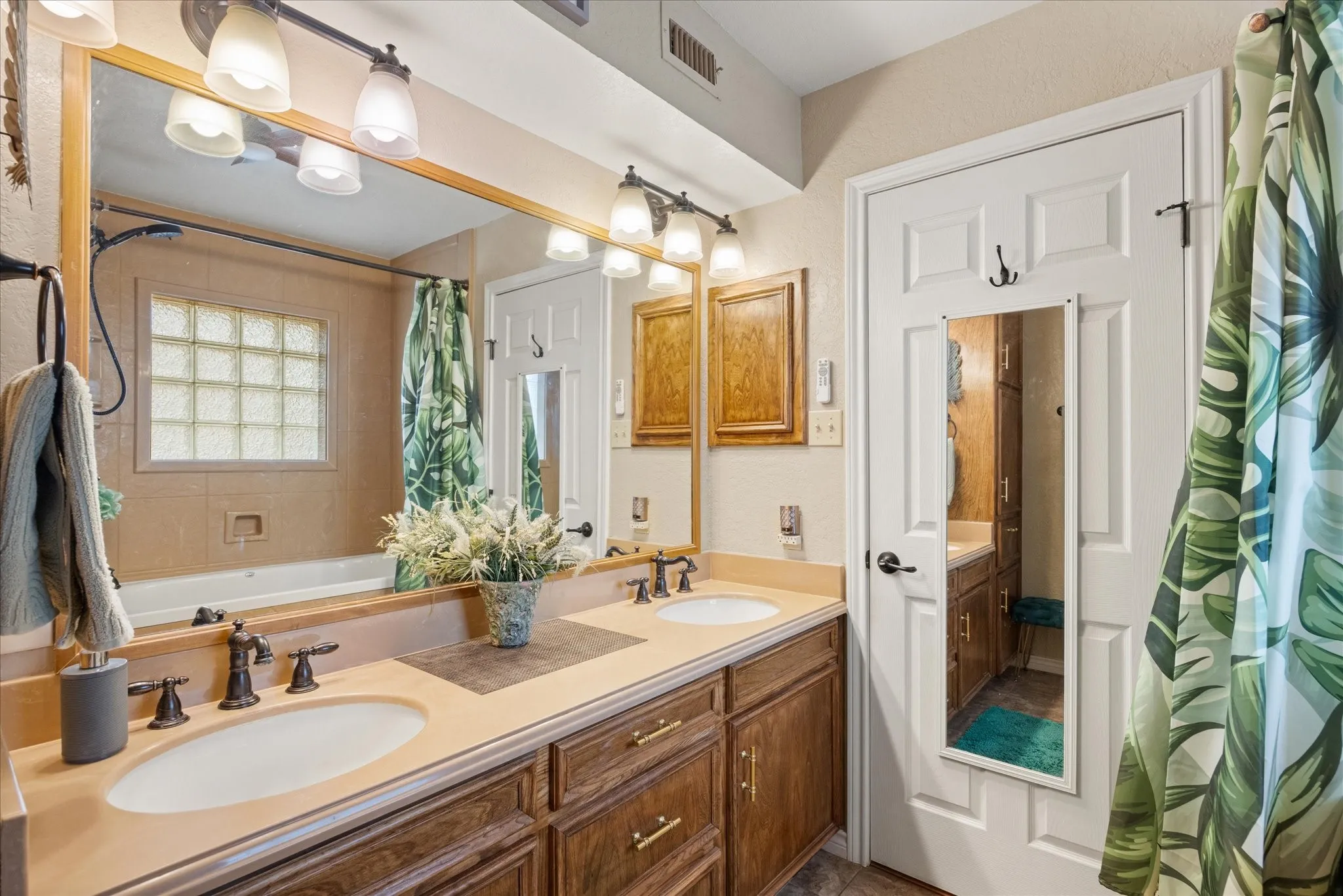 Single Family Residence For Sale in Hood County , 2537 Forest Park Drive, Granbury, Texas 76048, 2 Bedroom, 2 Bathroom, 2 Garage spaces, 1,623 Sqft, built in 1984, mls#21374459, Real Estate Agent in Granbury, Homes For Sale in Hood county, Homes For Sale in Granbury, Realtor in Granbury Texas, Real Estate Brokerage Independent Realty Texas, Luminita Cordes Realtor