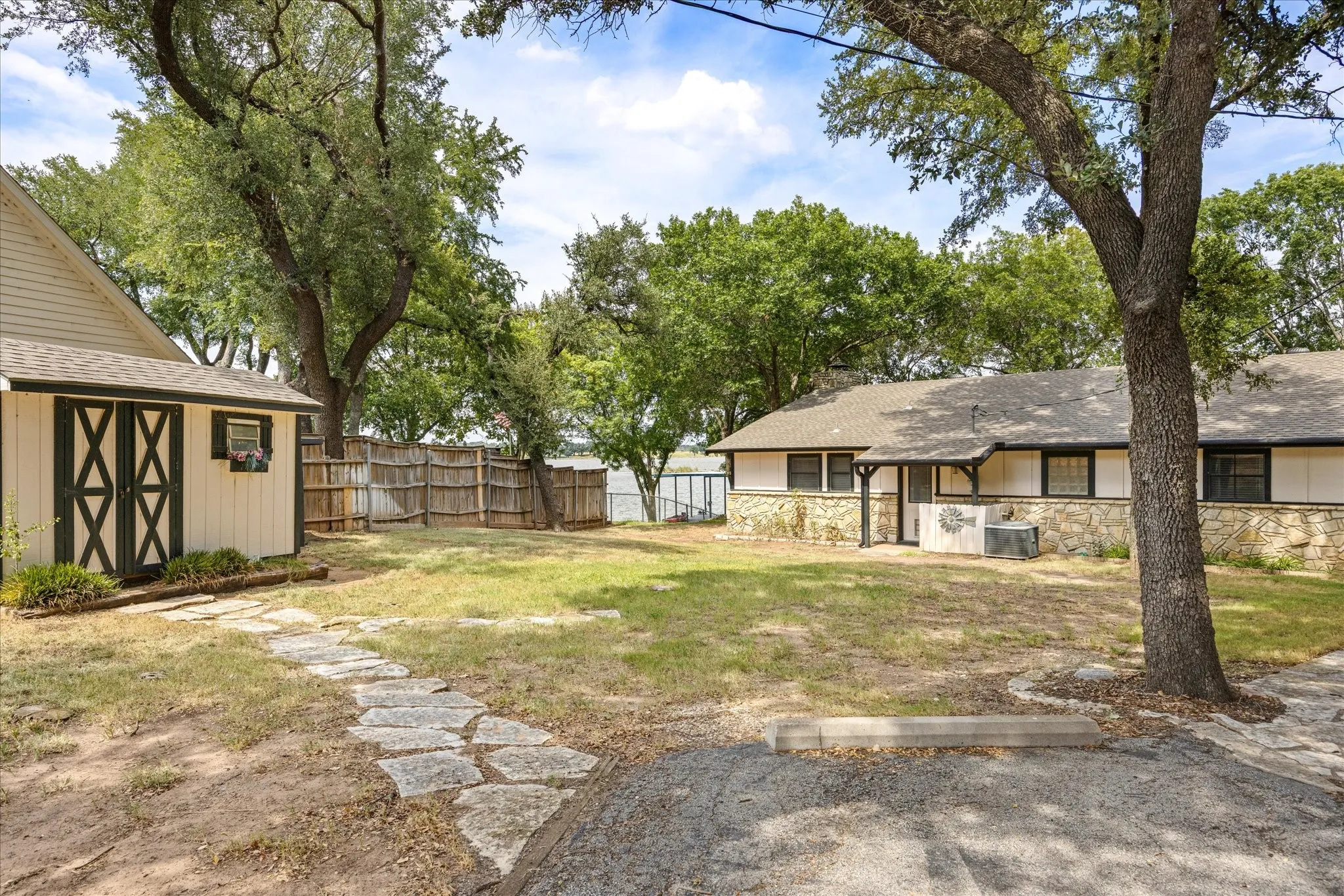 Single Family Residence For Sale in Hood County , 2537 Forest Park Drive, Granbury, Texas 76048, 2 Bedroom, 2 Bathroom, 2 Garage spaces, 1,623 Sqft, built in 1984, mls#21374459, Real Estate Agent in Granbury, Homes For Sale in Hood county, Homes For Sale in Granbury, Realtor in Granbury Texas, Real Estate Brokerage Independent Realty Texas, Luminita Cordes Realtor