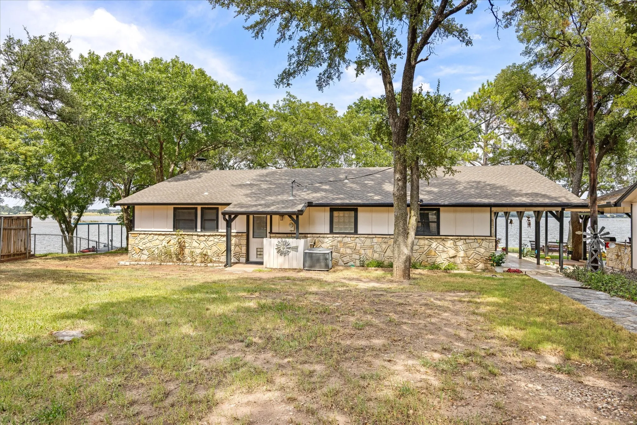 Single Family Residence For Sale in Hood County , 2537 Forest Park Drive, Granbury, Texas 76048, 2 Bedroom, 2 Bathroom, 2 Garage spaces, 1,623 Sqft, built in 1984, mls#21374459, Real Estate Agent in Granbury, Homes For Sale in Hood county, Homes For Sale in Granbury, Realtor in Granbury Texas, Real Estate Brokerage Independent Realty Texas, Luminita Cordes Realtor