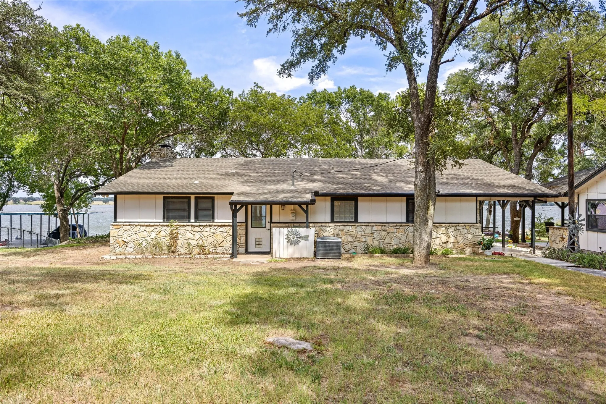 Single Family Residence For Sale in Hood County , 2537 Forest Park Drive, Granbury, Texas 76048, 2 Bedroom, 2 Bathroom, 2 Garage spaces, 1,623 Sqft, built in 1984, mls#21374459, Real Estate Agent in Granbury, Homes For Sale in Hood county, Homes For Sale in Granbury, Realtor in Granbury Texas, Real Estate Brokerage Independent Realty Texas, Luminita Cordes Realtor