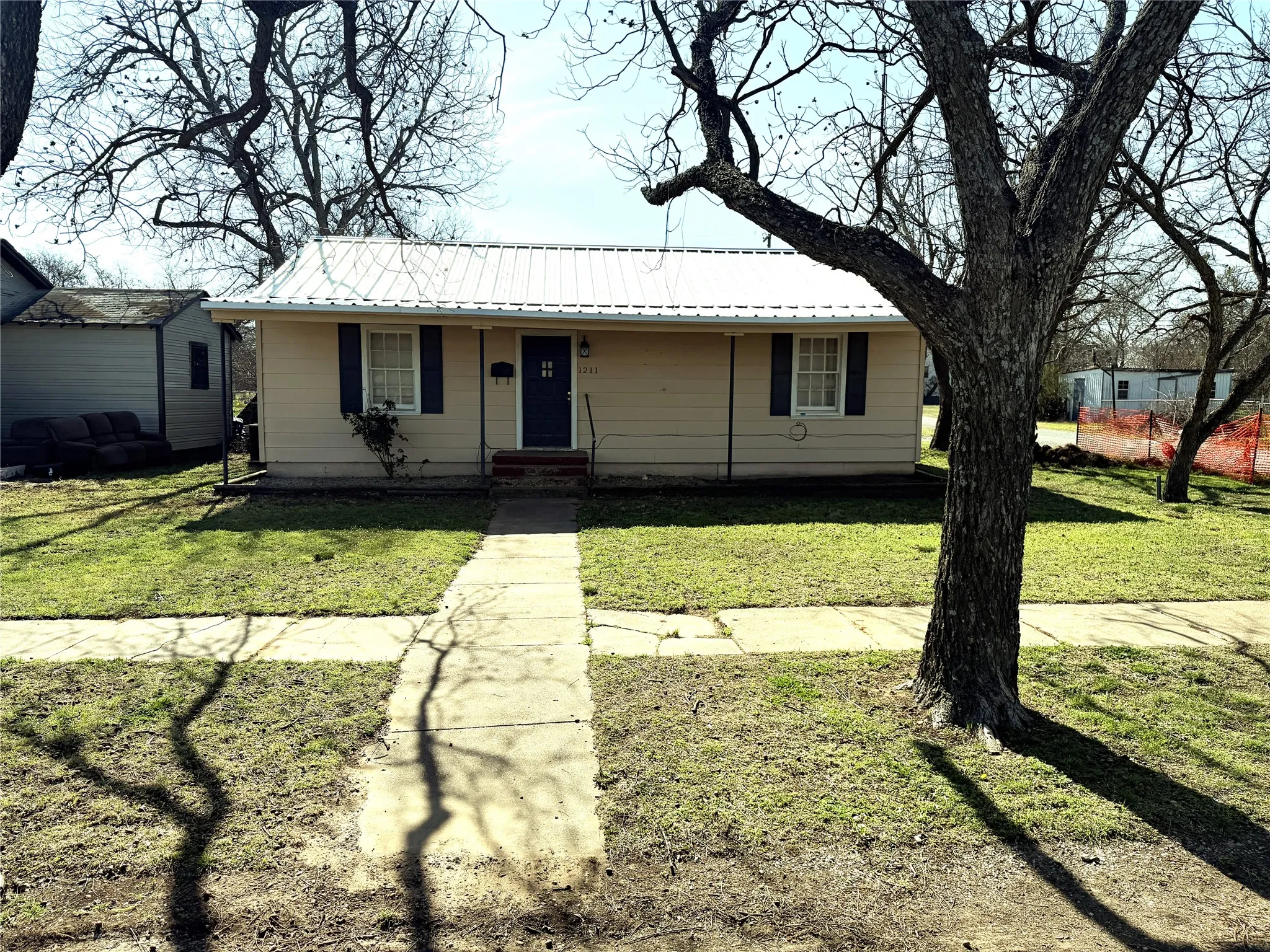 Single Family Residence For Sale in Eastland County , 1211 W 12th Street, Cisco, Texas 76437, 2 Bedroom, 1 Bathroom, Garage spaces, 1,096 Sqft, built in 1950, mls#21374738, Real Estate Agent in Cisco, Homes For Sale in Eastland county, Homes For Sale in Cisco, Realtor in Cisco Texas, Real Estate Brokerage Independent Realty Texas, Luminita Cordes Realtor