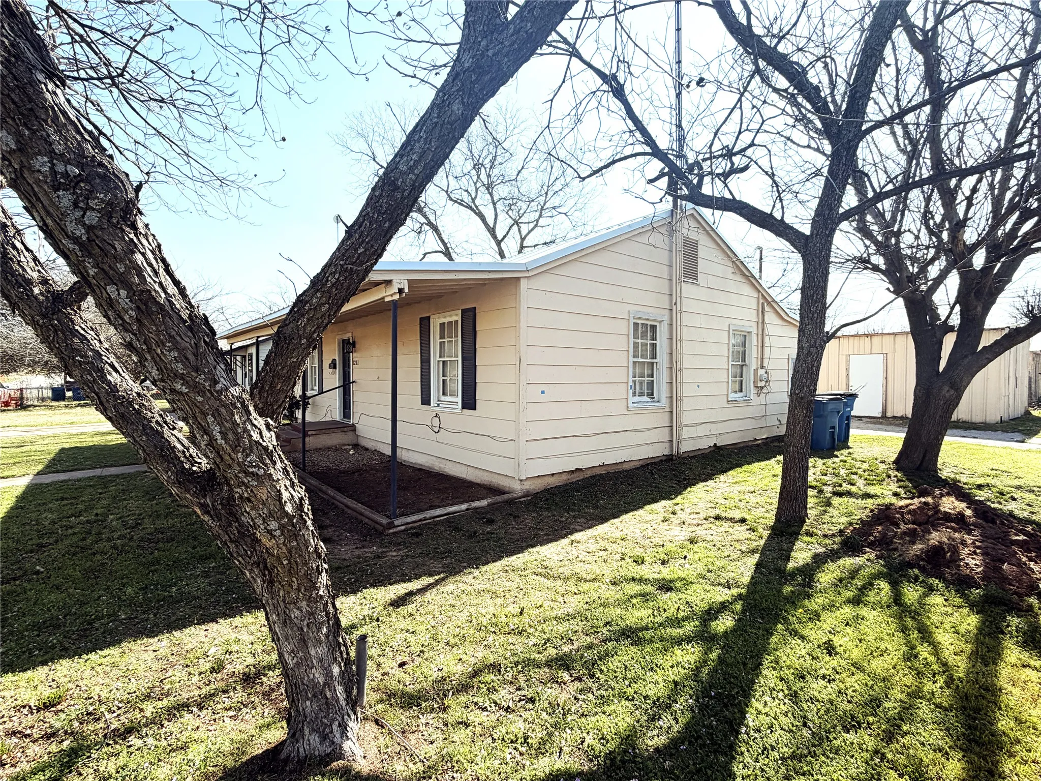 Single Family Residence For Sale in Eastland County , 1211 W 12th Street, Cisco, Texas 76437, 2 Bedroom, 1 Bathroom, Garage spaces, 1,096 Sqft, built in 1950, mls#21374738, Real Estate Agent in Cisco, Homes For Sale in Eastland county, Homes For Sale in Cisco, Realtor in Cisco Texas, Real Estate Brokerage Independent Realty Texas, Luminita Cordes Realtor