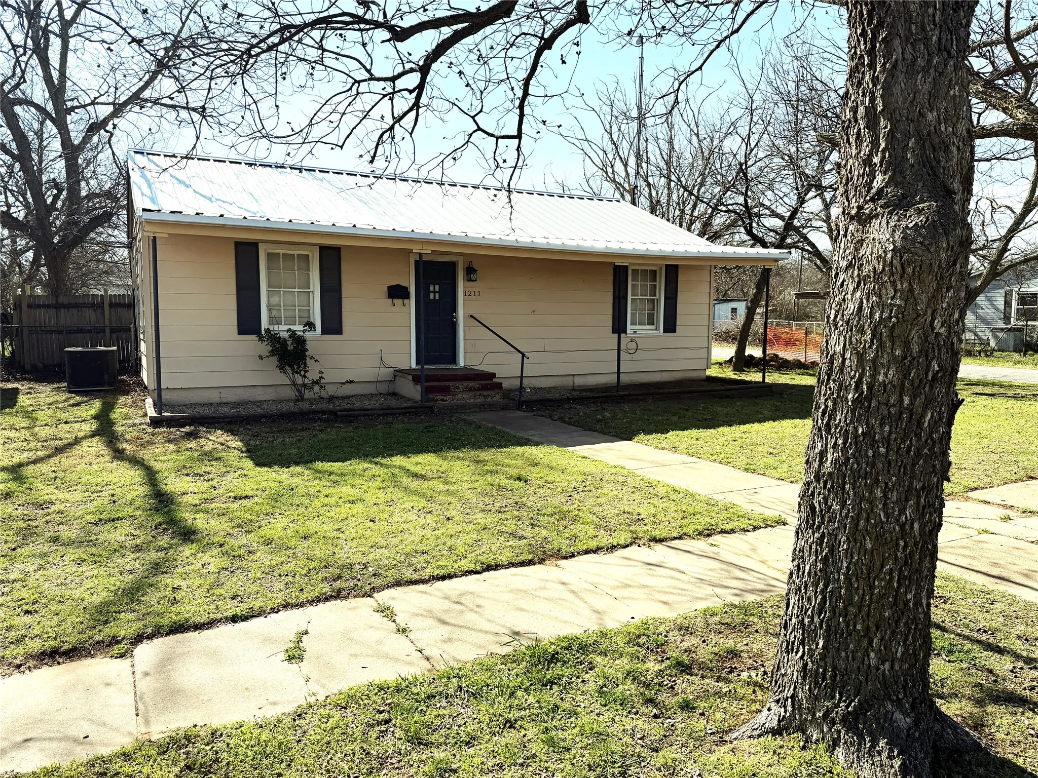 Single Family Residence For Sale in Eastland County , 1211 W 12th Street, Cisco, Texas 76437, 2 Bedroom, 1 Bathroom, Garage spaces, 1,096 Sqft, built in 1950, mls#21374738, Real Estate Agent in Cisco, Homes For Sale in Eastland county, Homes For Sale in Cisco, Realtor in Cisco Texas, Real Estate Brokerage Independent Realty Texas, Luminita Cordes Realtor
