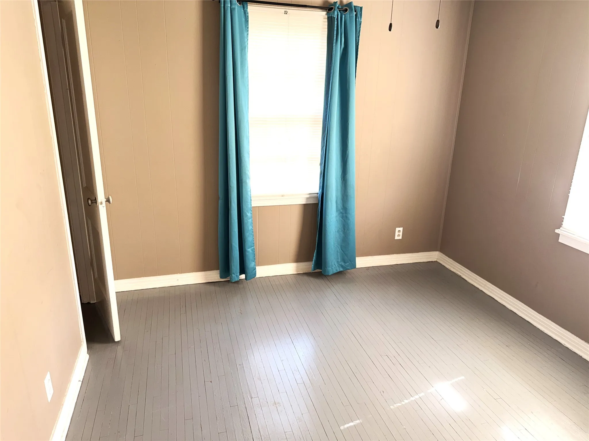 Single Family Residence For Sale in Eastland County , 1211 W 12th Street, Cisco, Texas 76437, 2 Bedroom, 1 Bathroom, Garage spaces, 1,096 Sqft, built in 1950, mls#21374738, Real Estate Agent in Cisco, Homes For Sale in Eastland county, Homes For Sale in Cisco, Realtor in Cisco Texas, Real Estate Brokerage Independent Realty Texas, Luminita Cordes Realtor
