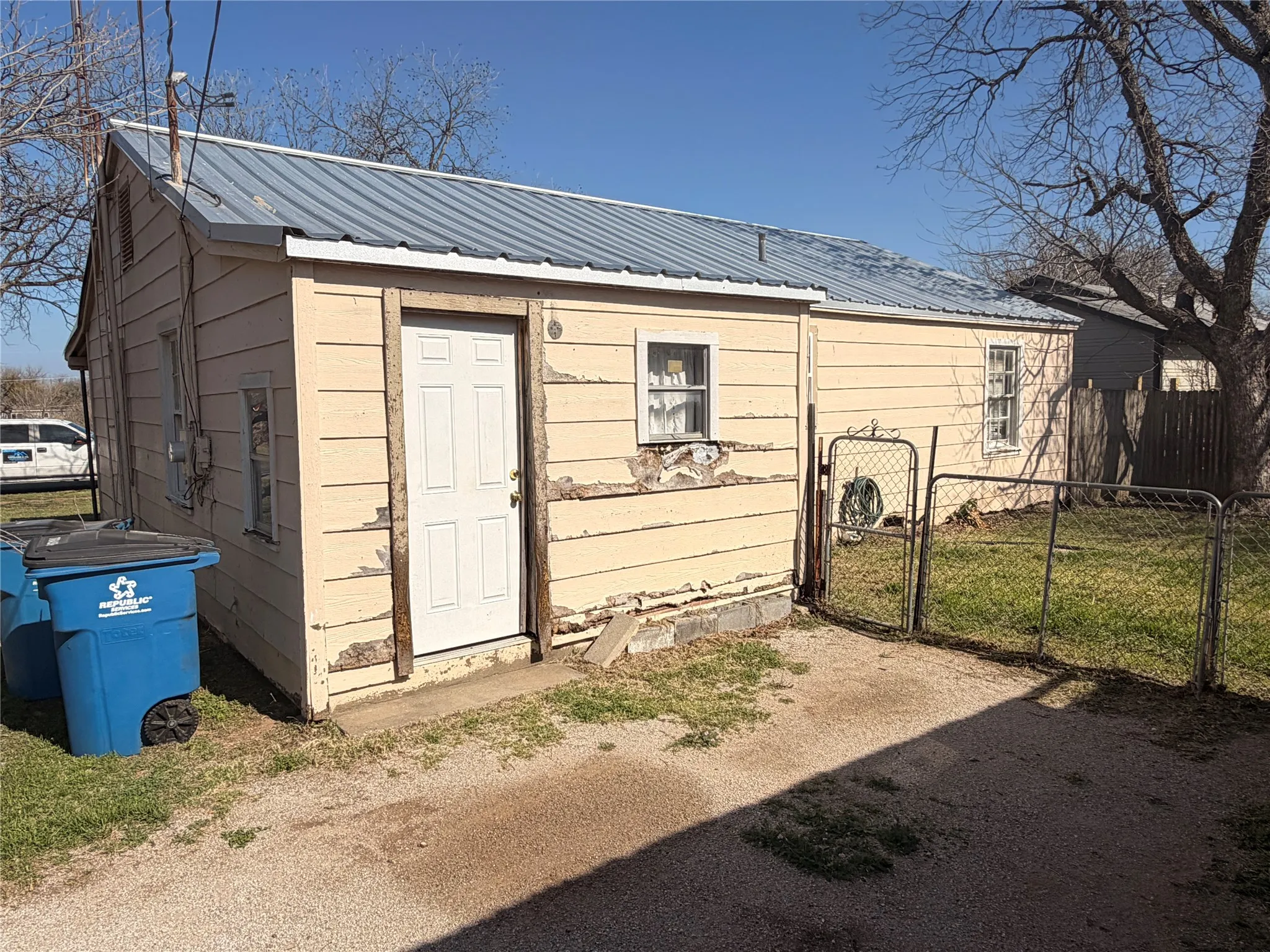 Single Family Residence For Sale in Eastland County , 1211 W 12th Street, Cisco, Texas 76437, 2 Bedroom, 1 Bathroom, Garage spaces, 1,096 Sqft, built in 1950, mls#21374738, Real Estate Agent in Cisco, Homes For Sale in Eastland county, Homes For Sale in Cisco, Realtor in Cisco Texas, Real Estate Brokerage Independent Realty Texas, Luminita Cordes Realtor