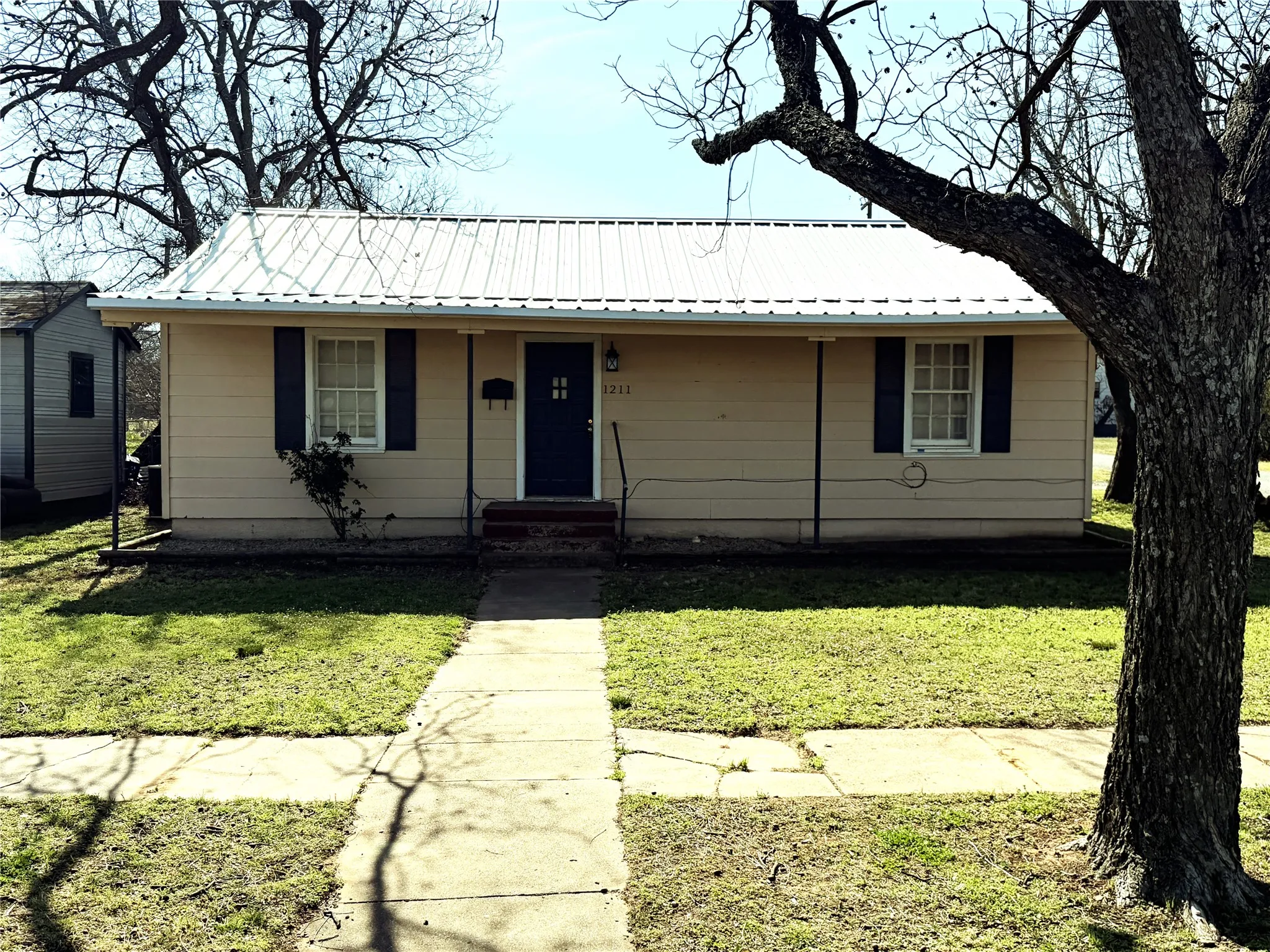 Single Family Residence For Sale in Eastland County , 1211 W 12th Street, Cisco, Texas 76437, 2 Bedroom, 1 Bathroom, Garage spaces, 1,096 Sqft, built in 1950, mls#21374738, Real Estate Agent in Cisco, Homes For Sale in Eastland county, Homes For Sale in Cisco, Realtor in Cisco Texas, Real Estate Brokerage Independent Realty Texas, Luminita Cordes Realtor
