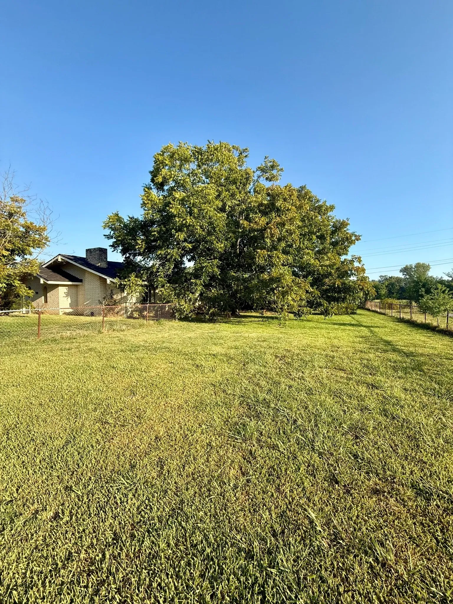 Single Family Residence For Sale in Red River (TX) County , 701 W 9TH Street, Clarksville, Texas 75426, 3 Bedroom, 2 Bathroom, 2 Garage spaces, 1,596 Sqft, built in 1971, mls#21374698, Real Estate Agent in Clarksville, Homes For Sale in Red River (TX) county, Homes For Sale in Clarksville, Realtor in Clarksville Texas, Real Estate Brokerage Independent Realty Texas, Luminita Cordes Realtor