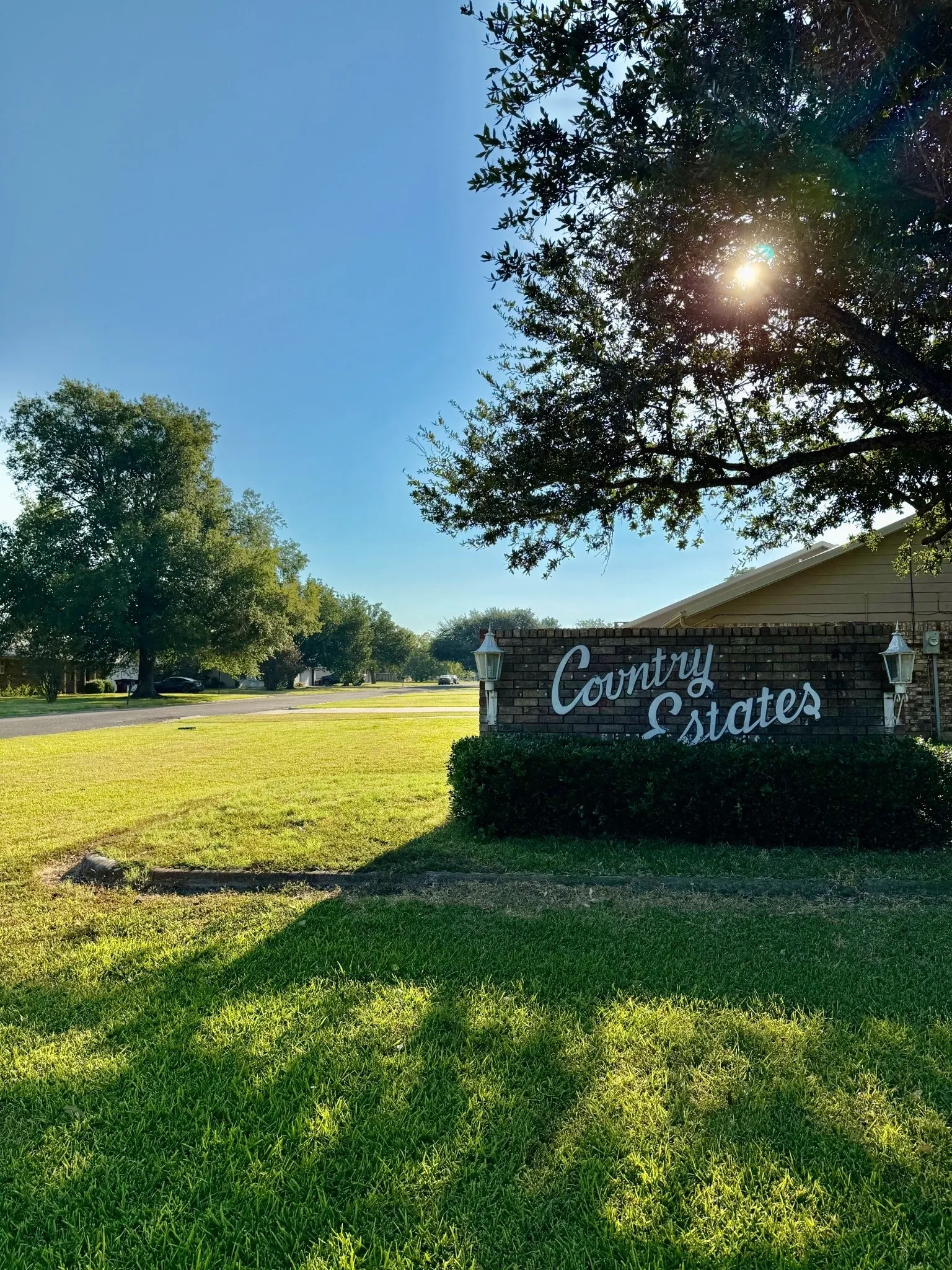 Single Family Residence For Sale in Red River (TX) County , 701 W 9TH Street, Clarksville, Texas 75426, 3 Bedroom, 2 Bathroom, 2 Garage spaces, 1,596 Sqft, built in 1971, mls#21374698, Real Estate Agent in Clarksville, Homes For Sale in Red River (TX) county, Homes For Sale in Clarksville, Realtor in Clarksville Texas, Real Estate Brokerage Independent Realty Texas, Luminita Cordes Realtor
