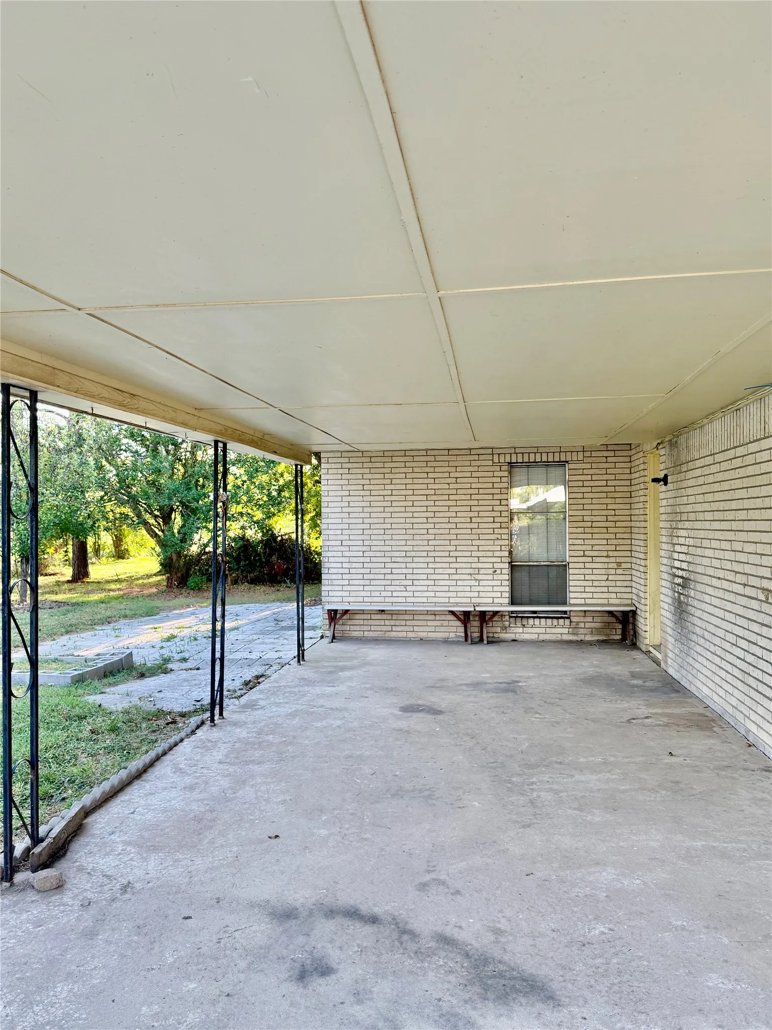 Single Family Residence For Sale in Red River (TX) County , 701 W 9TH Street, Clarksville, Texas 75426, 3 Bedroom, 2 Bathroom, 2 Garage spaces, 1,596 Sqft, built in 1971, mls#21374698, Real Estate Agent in Clarksville, Homes For Sale in Red River (TX) county, Homes For Sale in Clarksville, Realtor in Clarksville Texas, Real Estate Brokerage Independent Realty Texas, Luminita Cordes Realtor