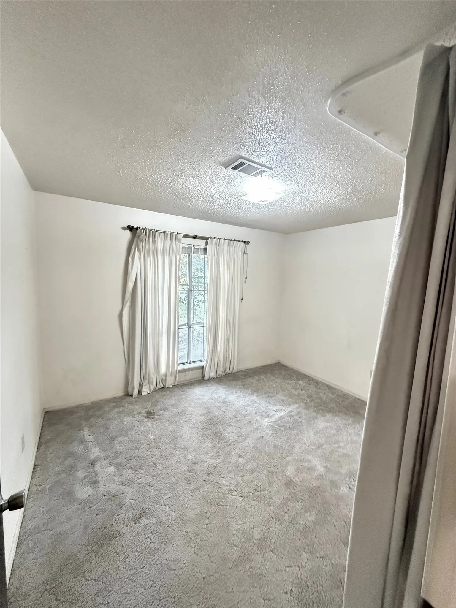 Single Family Residence For Sale in Red River (TX) County , 701 W 9TH Street, Clarksville, Texas 75426, 3 Bedroom, 2 Bathroom, 2 Garage spaces, 1,596 Sqft, built in 1971, mls#21374698, Real Estate Agent in Clarksville, Homes For Sale in Red River (TX) county, Homes For Sale in Clarksville, Realtor in Clarksville Texas, Real Estate Brokerage Independent Realty Texas, Luminita Cordes Realtor