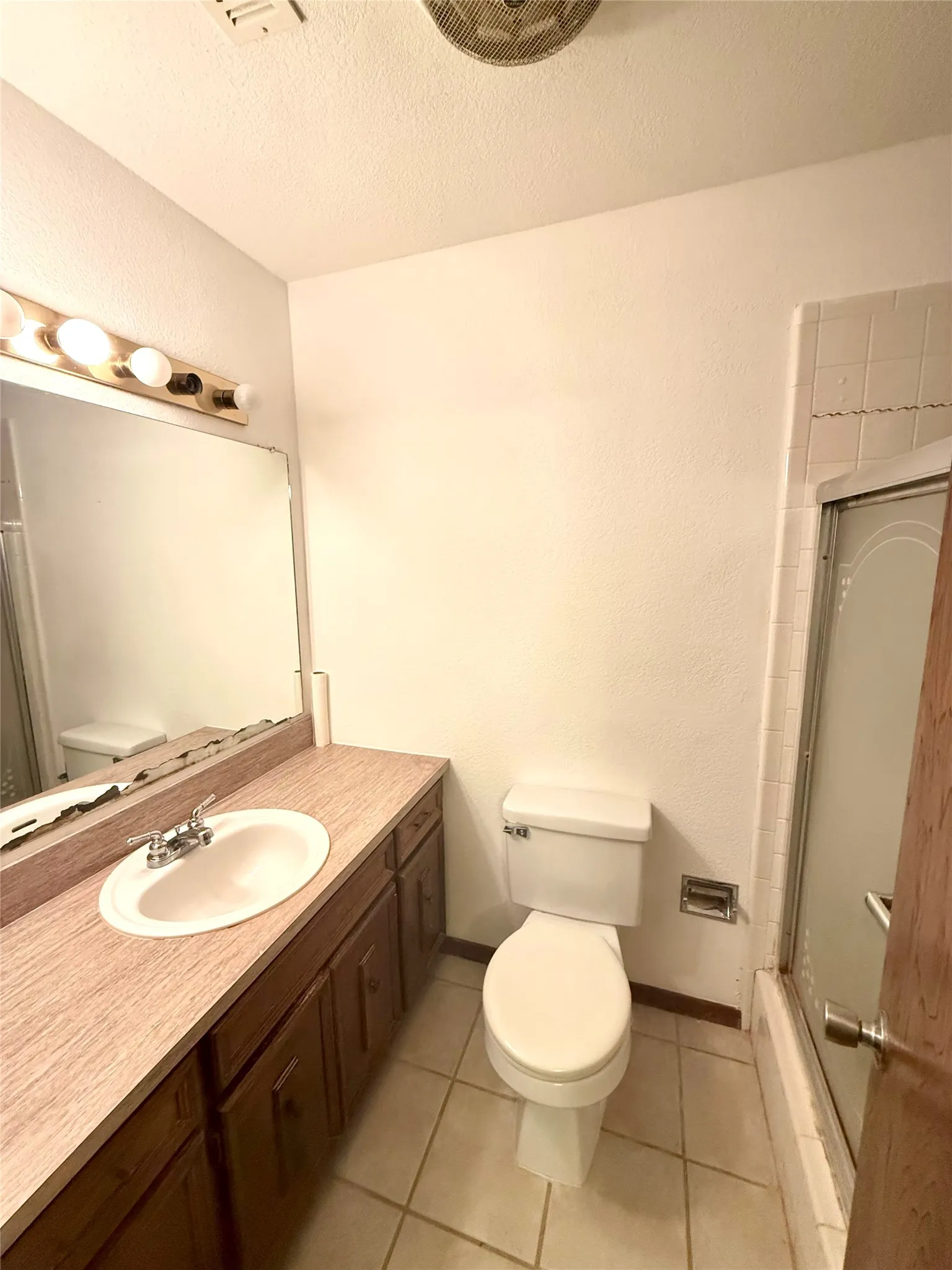 Single Family Residence For Sale in Red River (TX) County , 701 W 9TH Street, Clarksville, Texas 75426, 3 Bedroom, 2 Bathroom, 2 Garage spaces, 1,596 Sqft, built in 1971, mls#21374698, Real Estate Agent in Clarksville, Homes For Sale in Red River (TX) county, Homes For Sale in Clarksville, Realtor in Clarksville Texas, Real Estate Brokerage Independent Realty Texas, Luminita Cordes Realtor