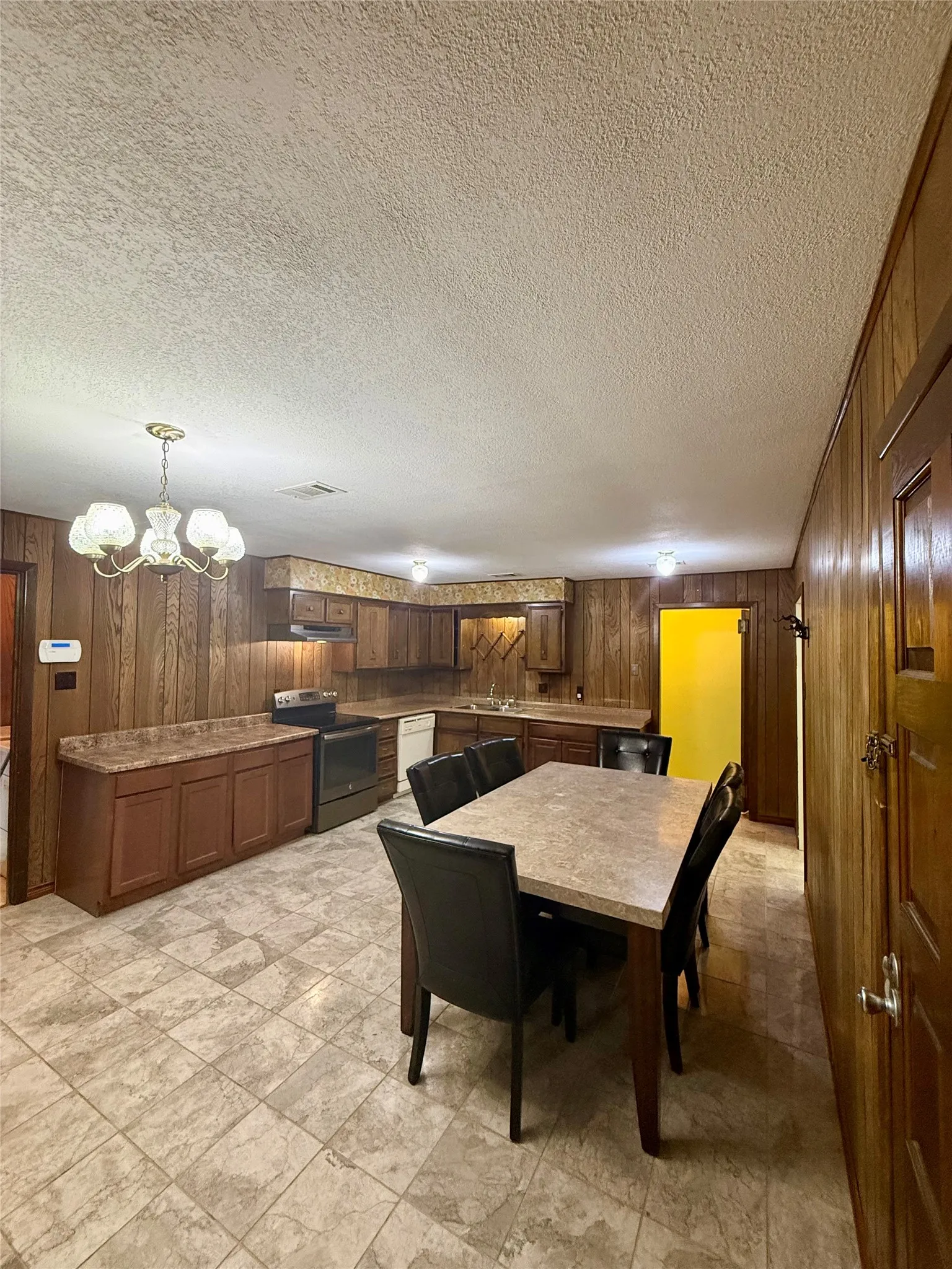 Single Family Residence For Sale in Red River (TX) County , 701 W 9TH Street, Clarksville, Texas 75426, 3 Bedroom, 2 Bathroom, 2 Garage spaces, 1,596 Sqft, built in 1971, mls#21374698, Real Estate Agent in Clarksville, Homes For Sale in Red River (TX) county, Homes For Sale in Clarksville, Realtor in Clarksville Texas, Real Estate Brokerage Independent Realty Texas, Luminita Cordes Realtor