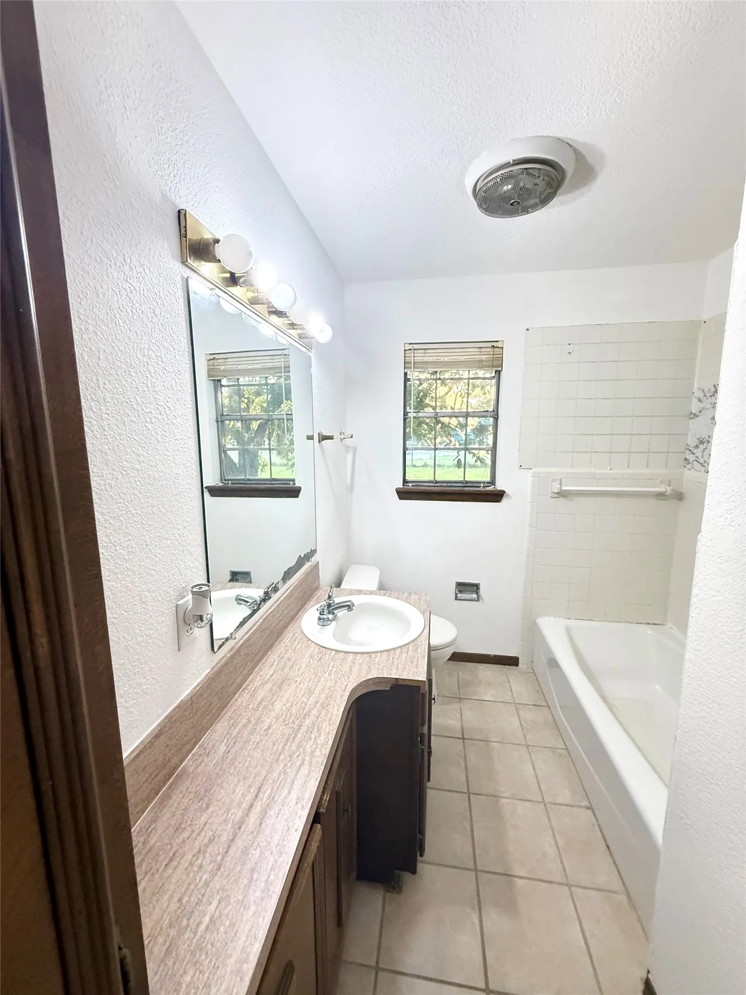 Single Family Residence For Sale in Red River (TX) County , 701 W 9TH Street, Clarksville, Texas 75426, 3 Bedroom, 2 Bathroom, 2 Garage spaces, 1,596 Sqft, built in 1971, mls#21374698, Real Estate Agent in Clarksville, Homes For Sale in Red River (TX) county, Homes For Sale in Clarksville, Realtor in Clarksville Texas, Real Estate Brokerage Independent Realty Texas, Luminita Cordes Realtor