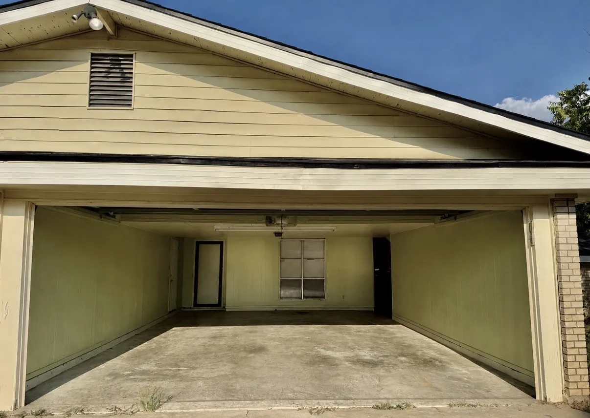 Single Family Residence For Sale in Red River (TX) County , 701 W 9TH Street, Clarksville, Texas 75426, 3 Bedroom, 2 Bathroom, 2 Garage spaces, 1,596 Sqft, built in 1971, mls#21374698, Real Estate Agent in Clarksville, Homes For Sale in Red River (TX) county, Homes For Sale in Clarksville, Realtor in Clarksville Texas, Real Estate Brokerage Independent Realty Texas, Luminita Cordes Realtor