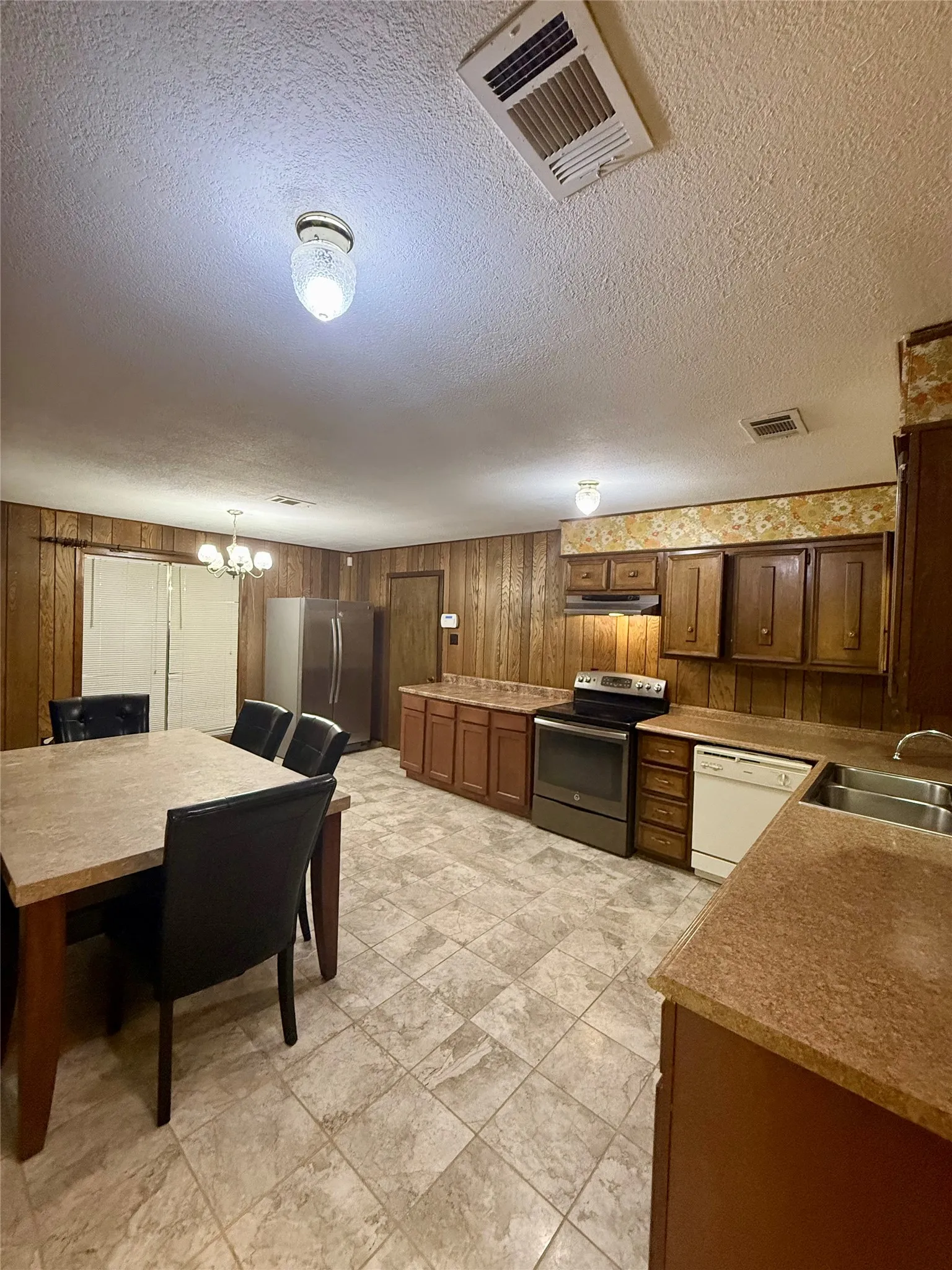 Single Family Residence For Sale in Red River (TX) County , 701 W 9TH Street, Clarksville, Texas 75426, 3 Bedroom, 2 Bathroom, 2 Garage spaces, 1,596 Sqft, built in 1971, mls#21374698, Real Estate Agent in Clarksville, Homes For Sale in Red River (TX) county, Homes For Sale in Clarksville, Realtor in Clarksville Texas, Real Estate Brokerage Independent Realty Texas, Luminita Cordes Realtor