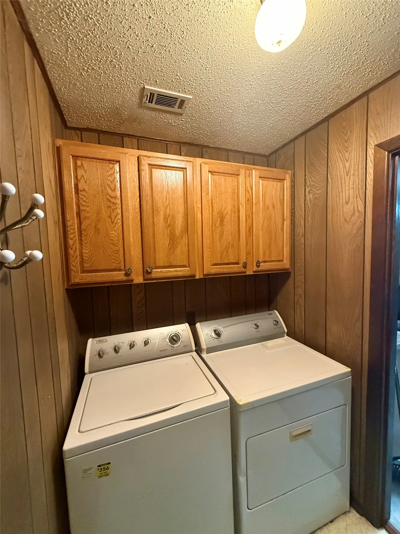 Single Family Residence For Sale in Red River (TX) County , 701 W 9TH Street, Clarksville, Texas 75426, 3 Bedroom, 2 Bathroom, 2 Garage spaces, 1,596 Sqft, built in 1971, mls#21374698, Real Estate Agent in Clarksville, Homes For Sale in Red River (TX) county, Homes For Sale in Clarksville, Realtor in Clarksville Texas, Real Estate Brokerage Independent Realty Texas, Luminita Cordes Realtor