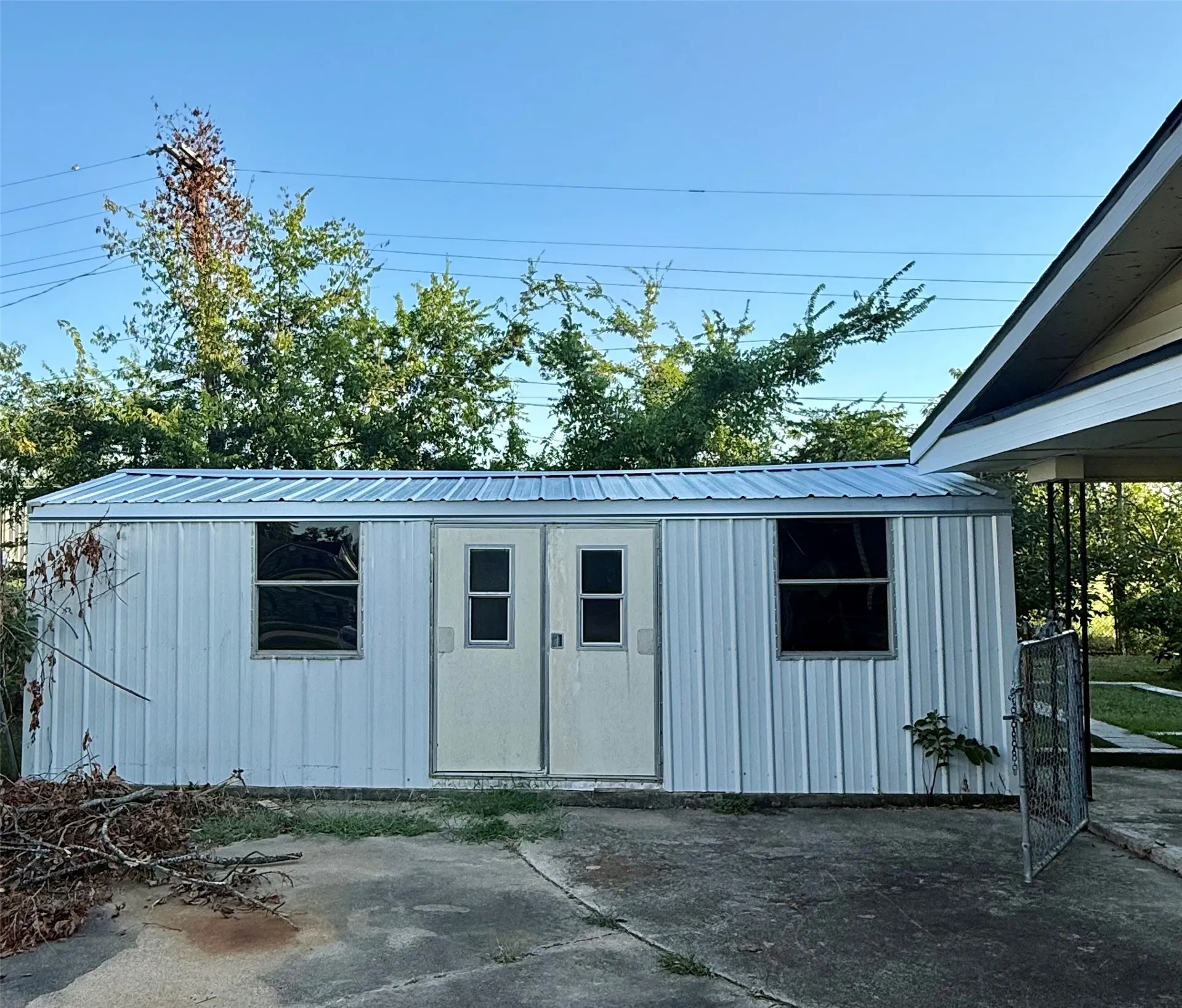 Single Family Residence For Sale in Red River (TX) County , 701 W 9TH Street, Clarksville, Texas 75426, 3 Bedroom, 2 Bathroom, 2 Garage spaces, 1,596 Sqft, built in 1971, mls#21374698, Real Estate Agent in Clarksville, Homes For Sale in Red River (TX) county, Homes For Sale in Clarksville, Realtor in Clarksville Texas, Real Estate Brokerage Independent Realty Texas, Luminita Cordes Realtor