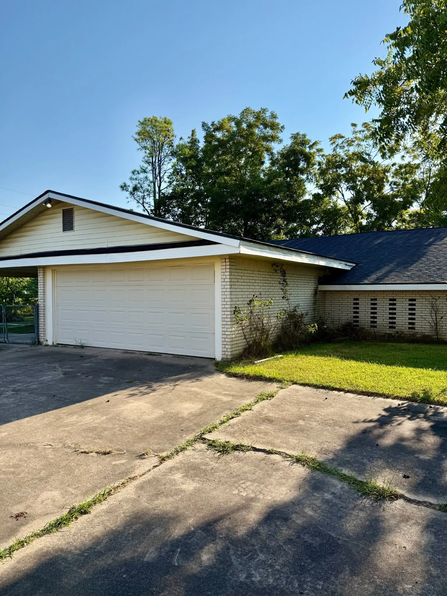 Single Family Residence For Sale in Red River (TX) County , 701 W 9TH Street, Clarksville, Texas 75426, 3 Bedroom, 2 Bathroom, 2 Garage spaces, 1,596 Sqft, built in 1971, mls#21374698, Real Estate Agent in Clarksville, Homes For Sale in Red River (TX) county, Homes For Sale in Clarksville, Realtor in Clarksville Texas, Real Estate Brokerage Independent Realty Texas, Luminita Cordes Realtor