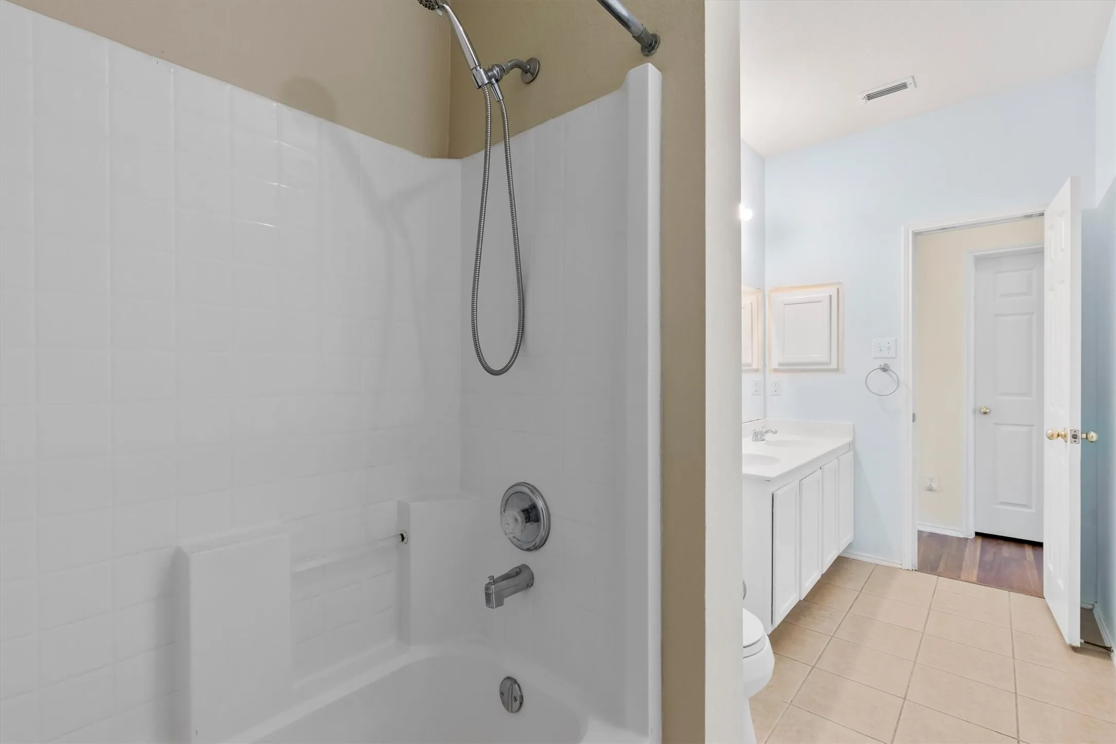 Single Family Residence For Rent in Collin County , 3101 Paradise Valley Drive, Plano, Texas 75025, 4 Bedroom, 2 Bathroom, 2 Garage spaces, 2,297 Sqft, built in 2001, mls#21369305, Real Estate Agent in Plano, Homes For Rent in Collin county, Homes For Rent in Plano, Realtor in Plano Texas, Real Estate Brokerage Independent Realty Texas, Luminita Cordes Realtor