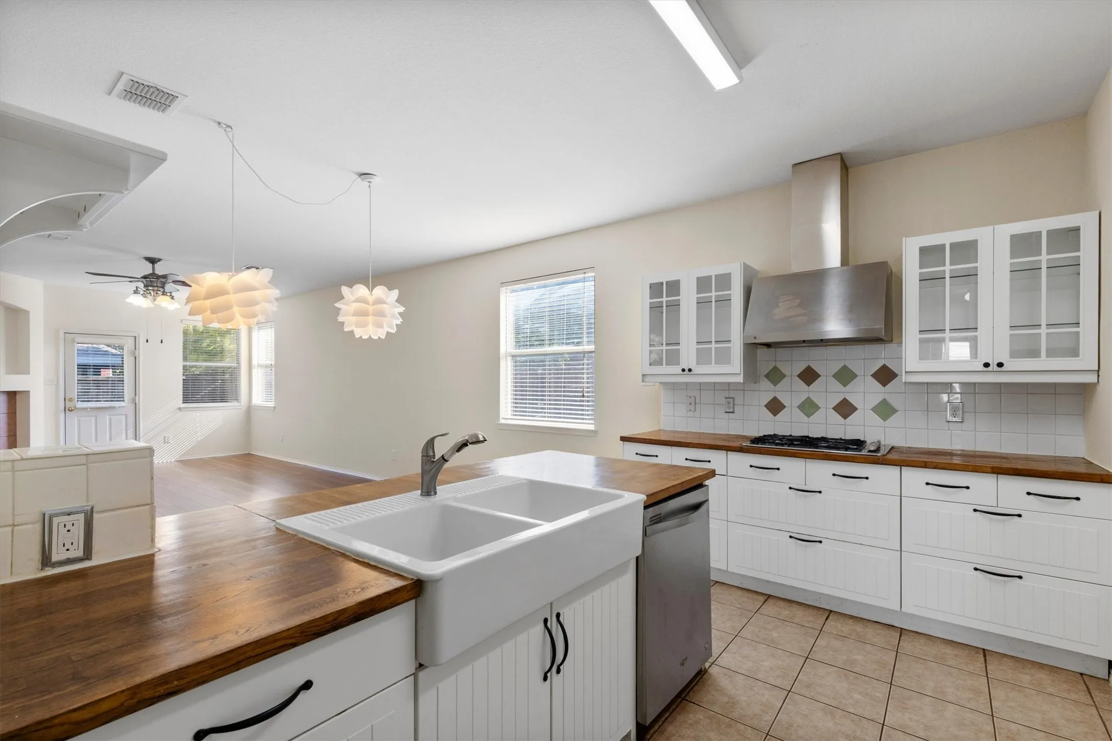 Single Family Residence For Rent in Collin County , 3101 Paradise Valley Drive, Plano, Texas 75025, 4 Bedroom, 2 Bathroom, 2 Garage spaces, 2,297 Sqft, built in 2001, mls#21369305, Real Estate Agent in Plano, Homes For Rent in Collin county, Homes For Rent in Plano, Realtor in Plano Texas, Real Estate Brokerage Independent Realty Texas, Luminita Cordes Realtor