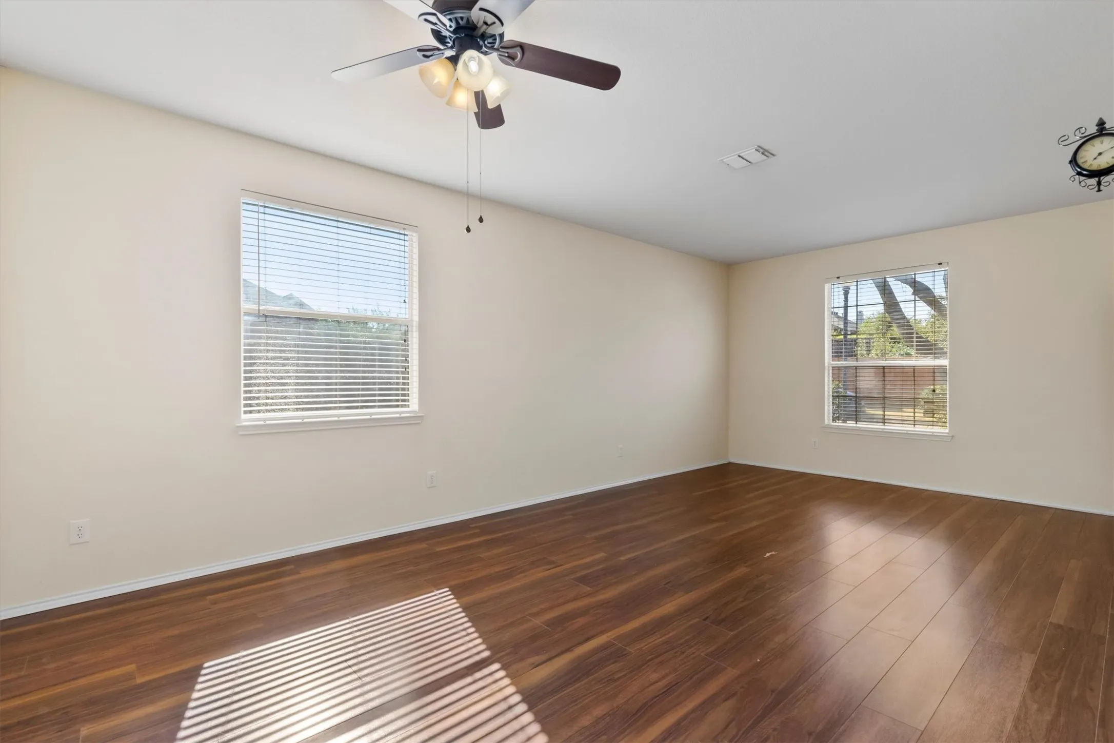 Single Family Residence For Rent in Collin County , 3101 Paradise Valley Drive, Plano, Texas 75025, 4 Bedroom, 2 Bathroom, 2 Garage spaces, 2,297 Sqft, built in 2001, mls#21369305, Real Estate Agent in Plano, Homes For Rent in Collin county, Homes For Rent in Plano, Realtor in Plano Texas, Real Estate Brokerage Independent Realty Texas, Luminita Cordes Realtor